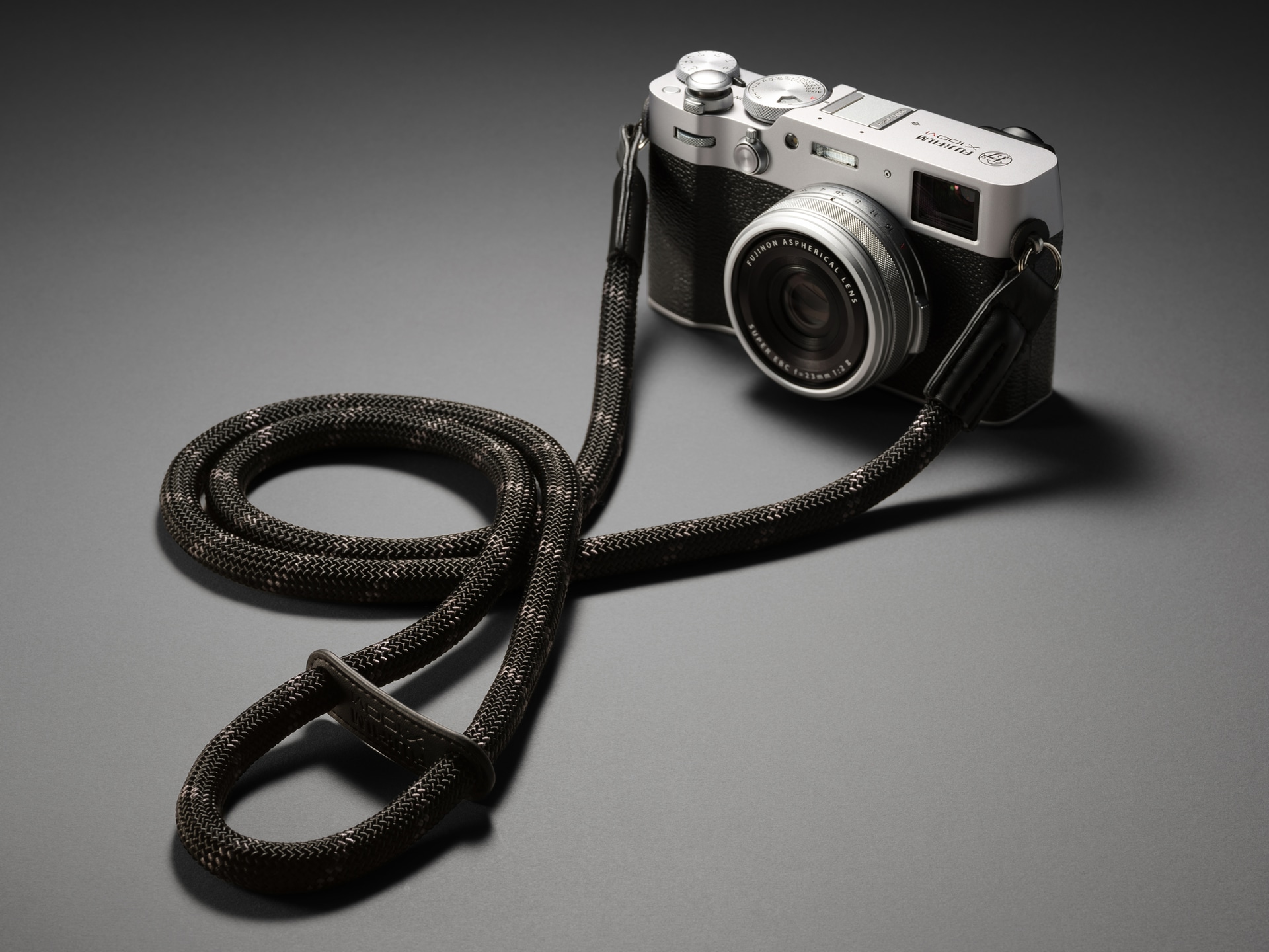 FUJIFILM X100VI Limited Edition。限定ストラップを装着