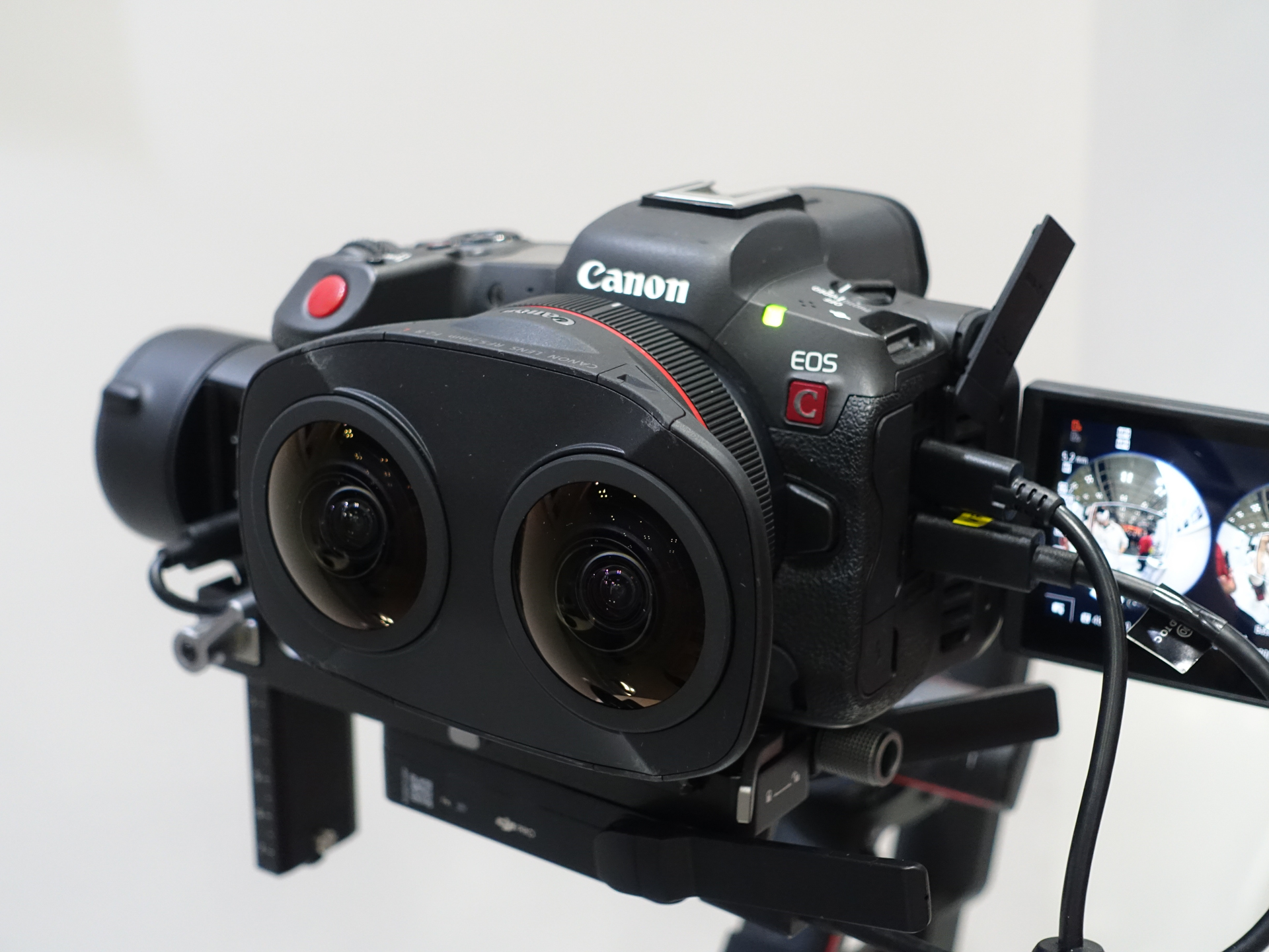 VR撮影用交換レンズは魚眼レンズを2つ備えた特徴的な見た目