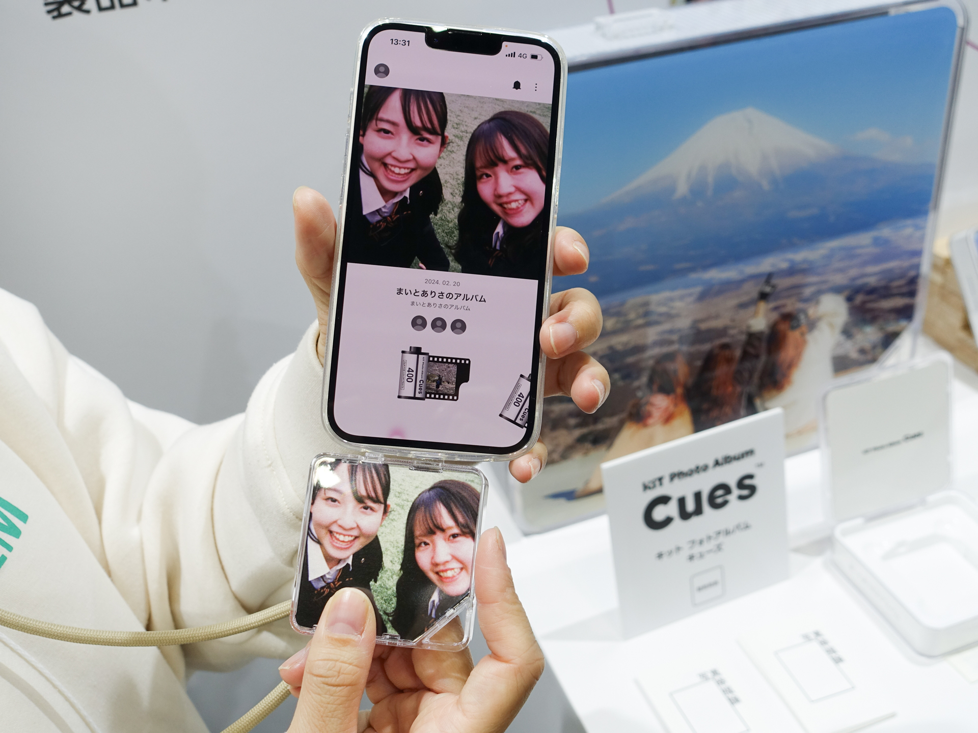 スマートフォンの下にあるのが“キューズ”。これをスマートフォンに近づけると共有アルバムを開ける仕組みになっている