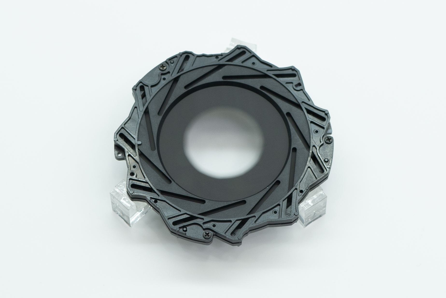 絞りユニット。静止画では高速性が求められるが、動画では品位を意識した滑らかな動きも必要となる。ケース内で動作しているところをスローシャッターで撮った