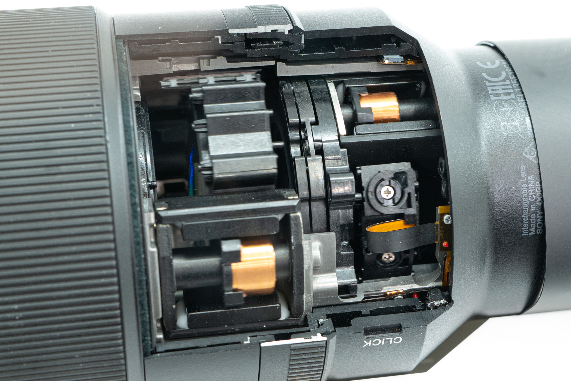 フォーカシング時のフォーカス群、フローティング群の動きを見られる展示。いわゆる近距離画質補正を行うフローティングフォーカス機構は、かつてガイド溝の刻まれた筒を使ってそれぞれの群を動かしていたが、近年はそれぞれにアクチュエータを設け、独立で動作する。それによりフローティング用の筒が減り、小型軽量化に繋がる