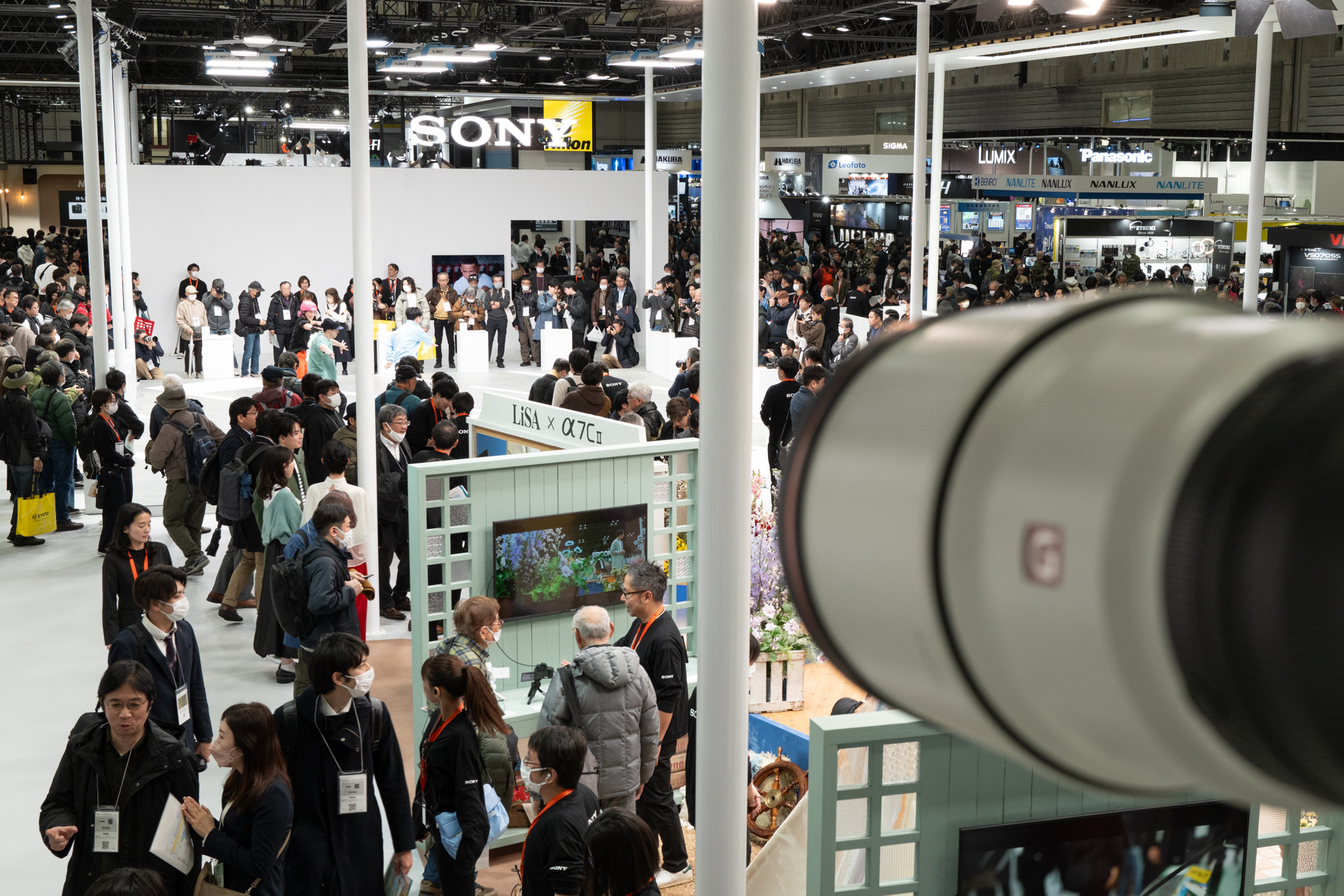 超望遠レンズでブース内のステージを撮影できるようになっていた