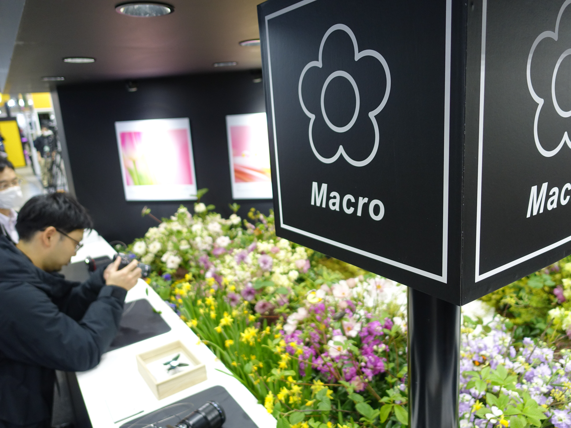 マクロレンズのコーナー。生花の香りも堪能できるだろう