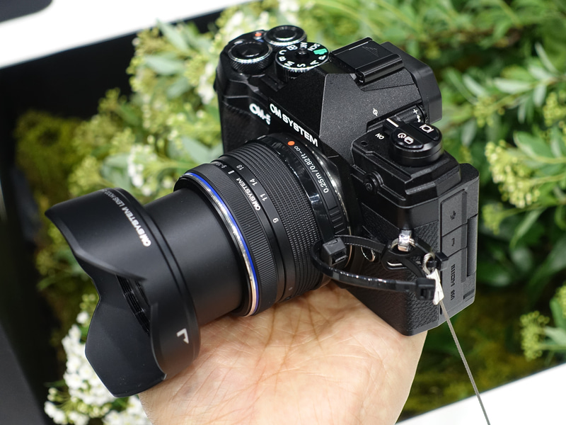 CP+2024】最新の超望遠ズームレンズが並ぶOM SYSTEMブース…OM-1 Mark