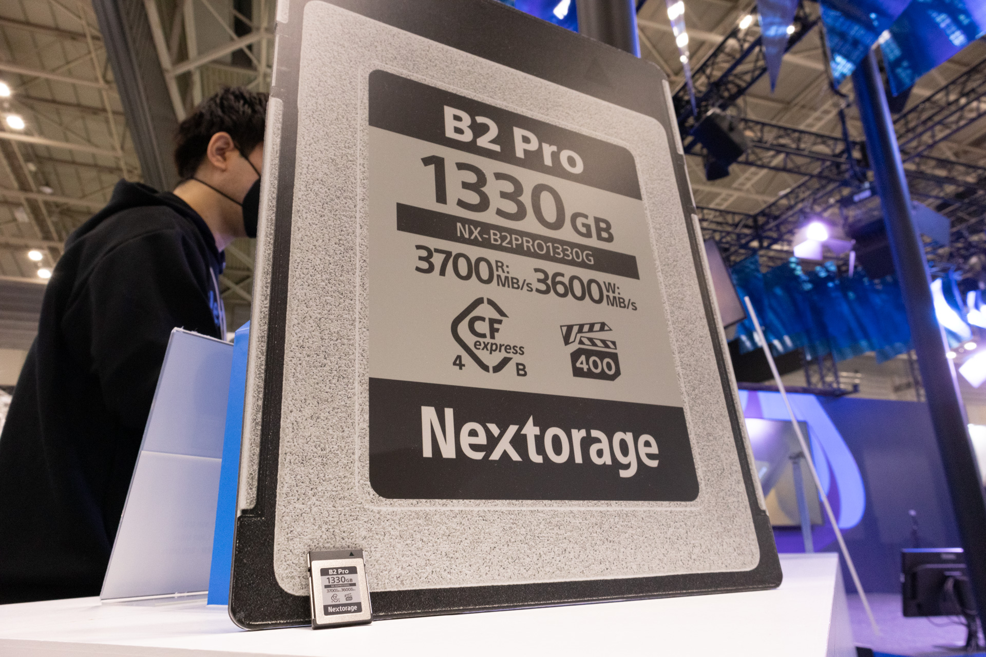 Nextorageブースではメモリーカードの拡大パネルを複数枚用意。遠くからでも目立っていた