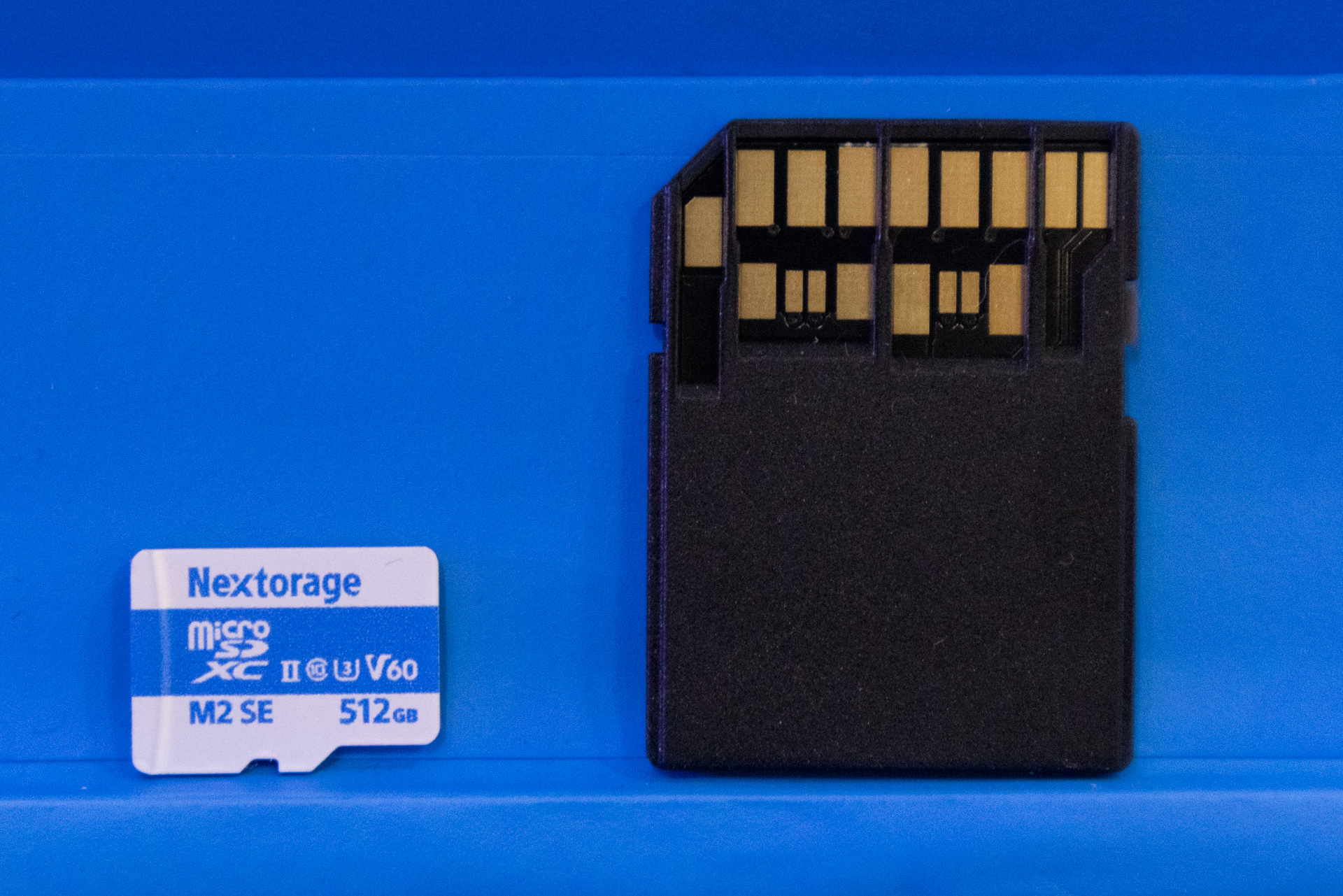 USH-II対応microSDメモリーカード。右はアダプター