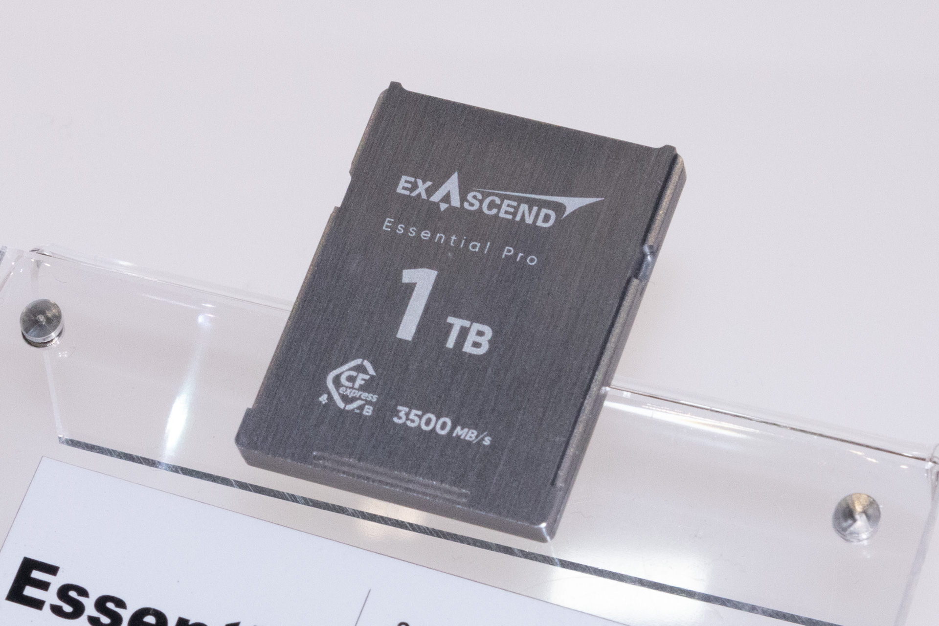 アルミ外装のCFexpress 4.0 Type Bカード