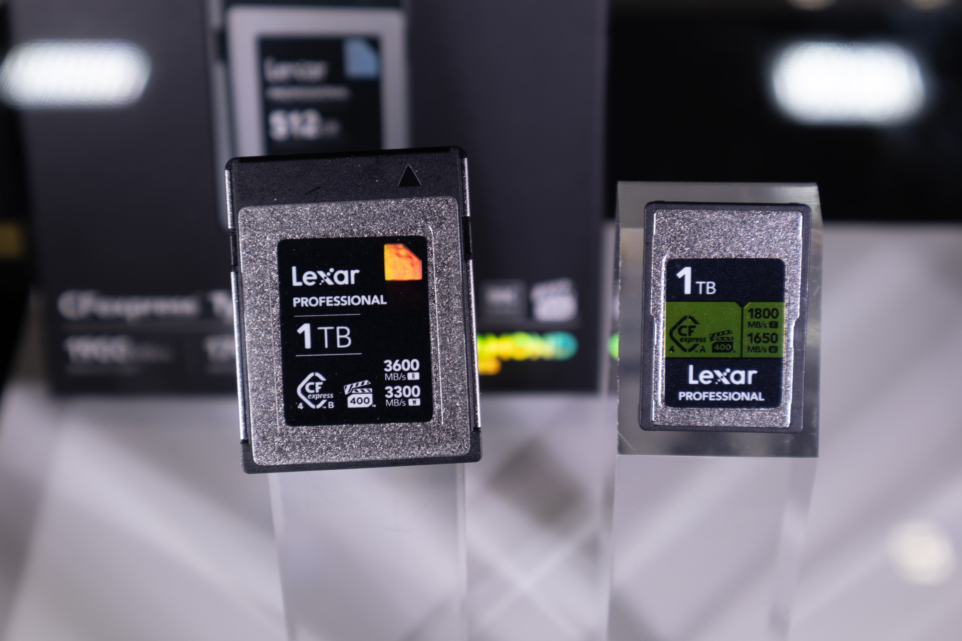 左はType Bで128GB～1TBを、右はType Aで80GB～1TBのラインナップとなる