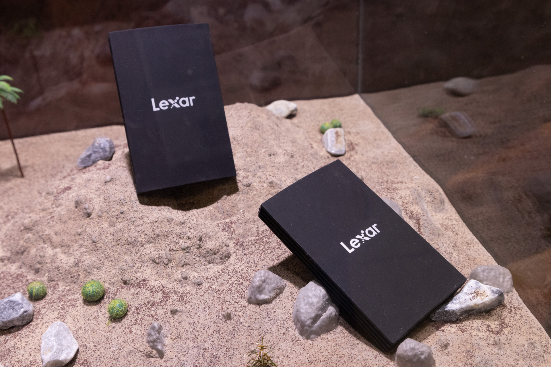 こちらは外付けSSD。IP66、耐落下3m対応となる