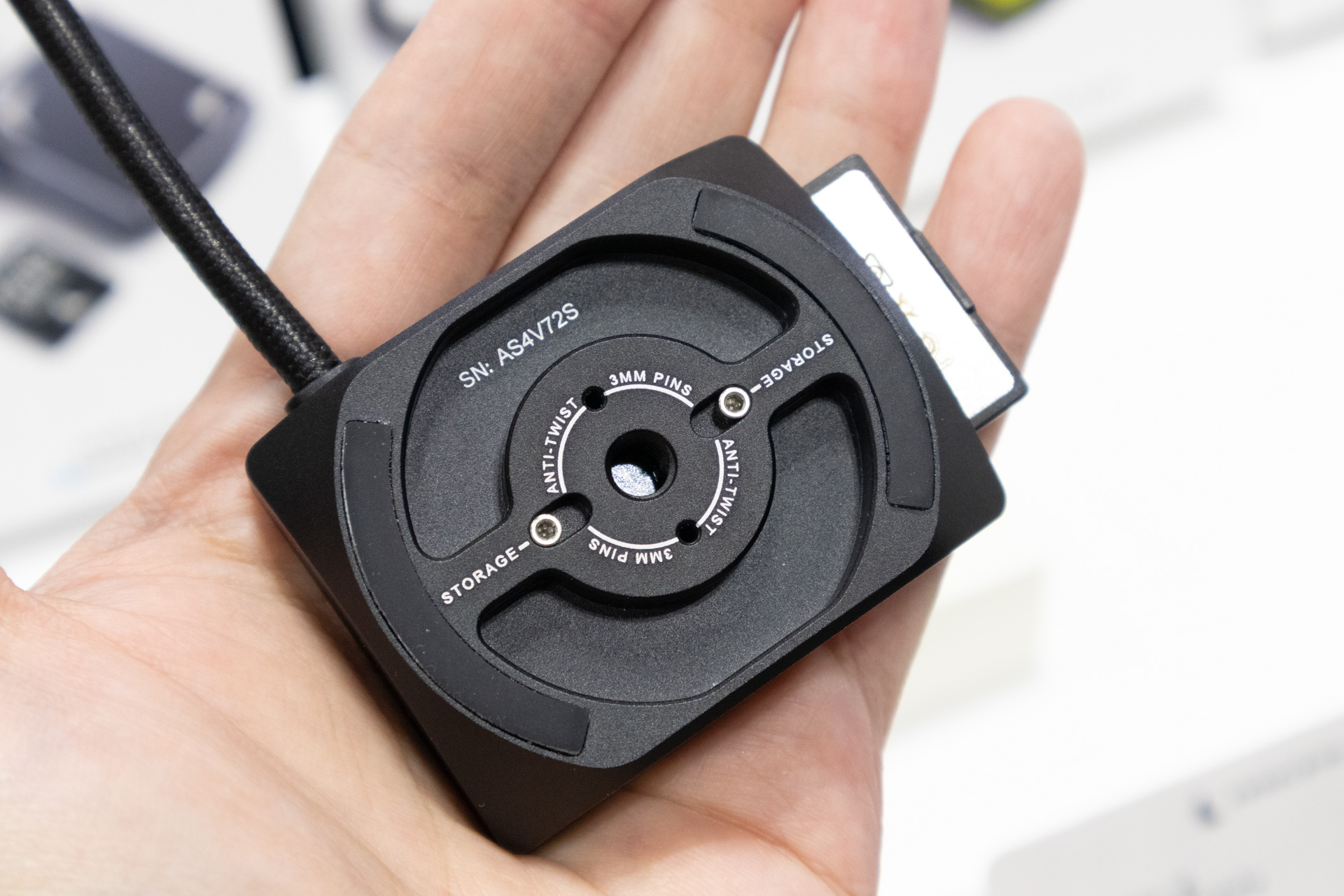 背面にマグネットを備えるほか、対応したリグ用のネジ穴もある