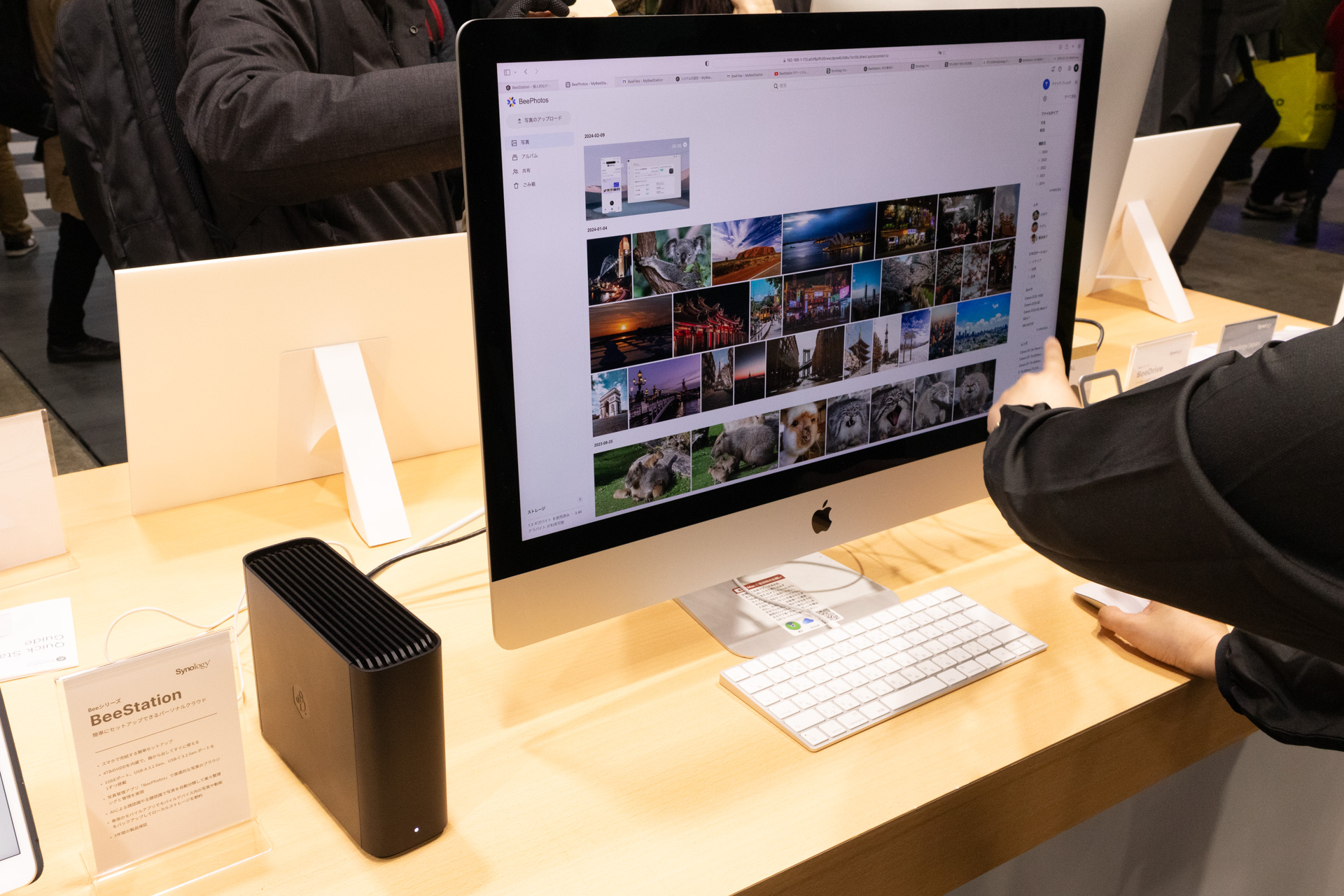 BeeStation内部の画像を見ているところ