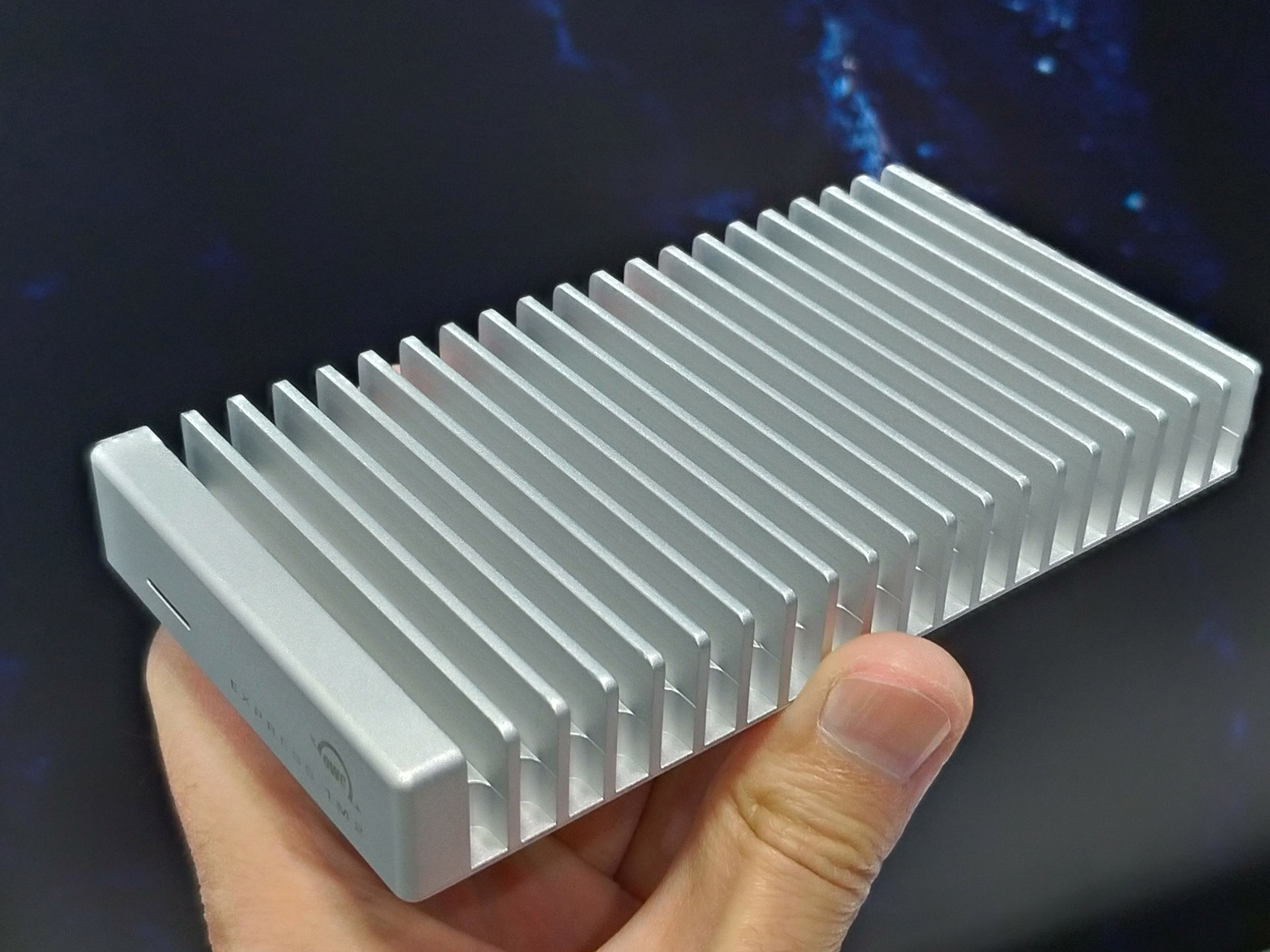 そのままヒートシンクのような外観のSSD「Express 1M2」