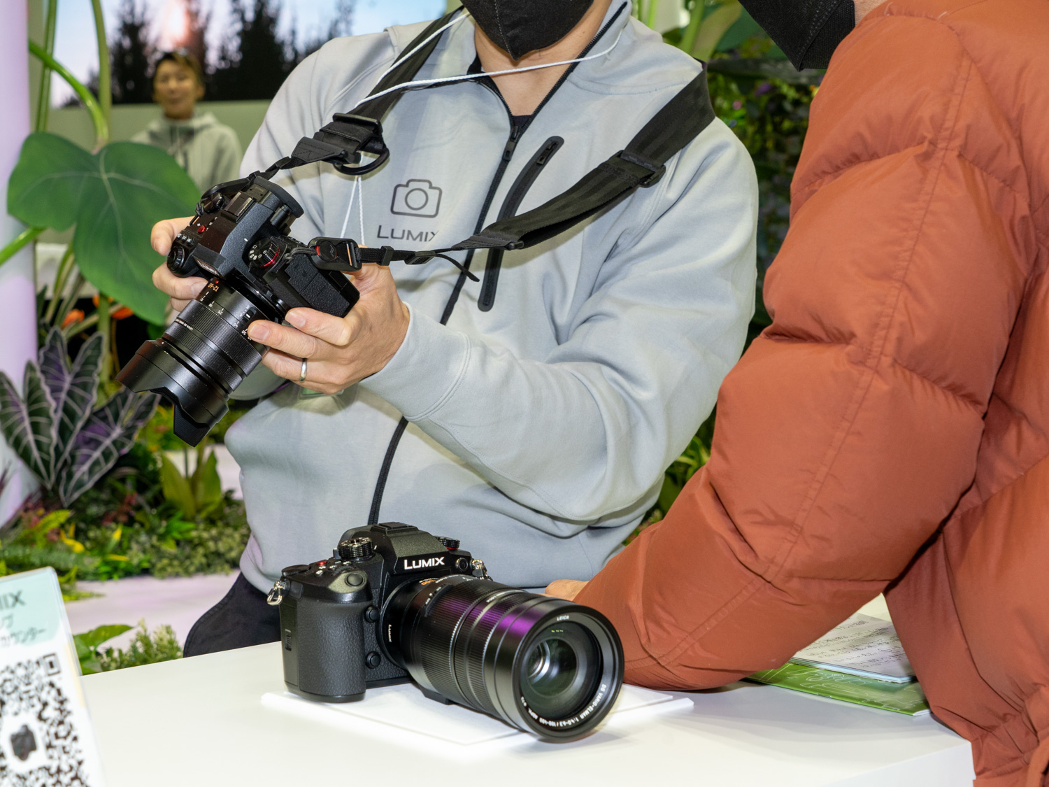 ハンズオンの様子。GシリーズではLUMIX G9PRO IIと望遠ズームレンズの組み合わせが人気のようだった