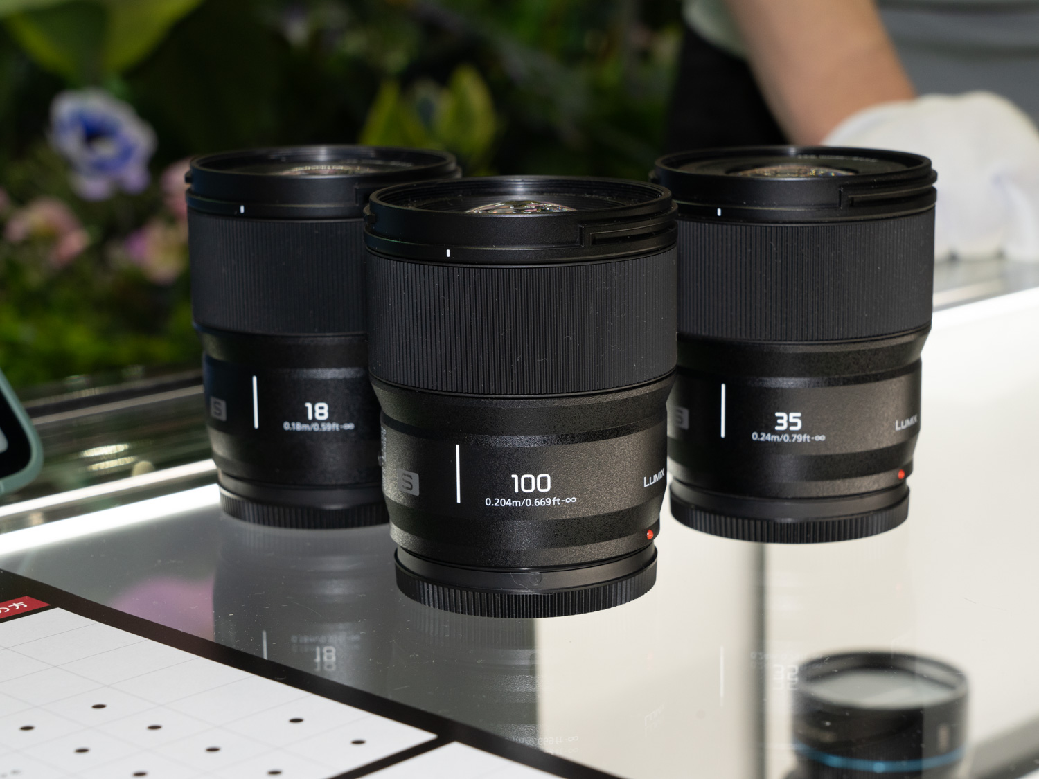 ほとんどの現行レンズを用意。ちなみにSレンズの一部は昨年3月1日に値下げしている。