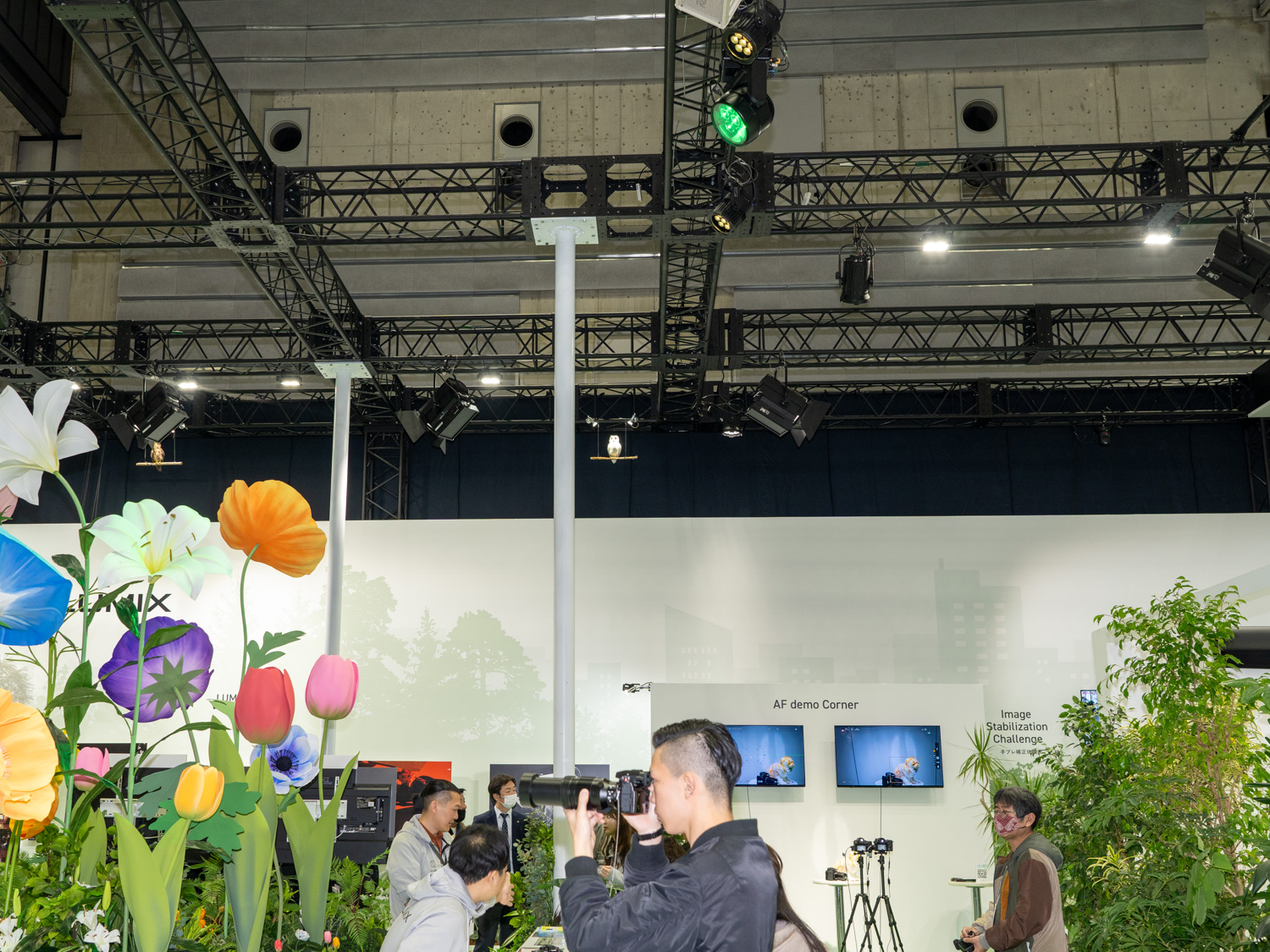 ブース上部に設置されたミミズクのぬいぐるみ