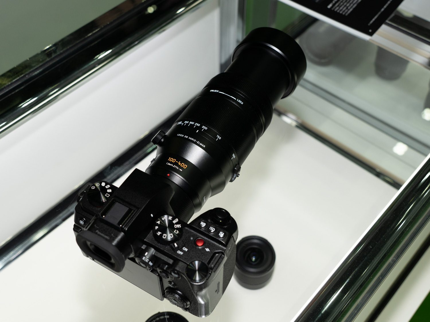 1.4x/2.0xテレコンバーターを装着できる