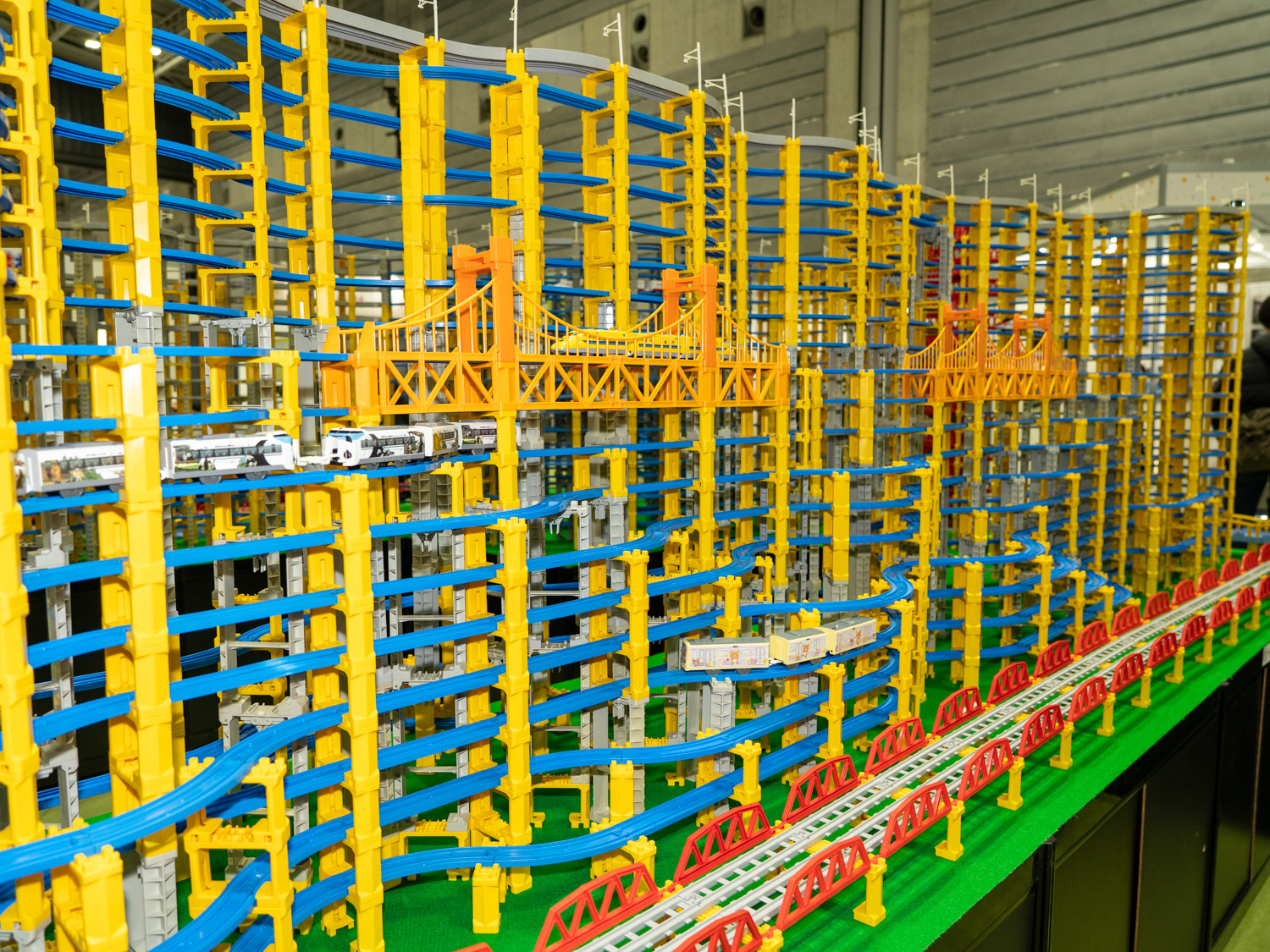 ただ静かにプラレールが走っている。独特の雰囲気がある