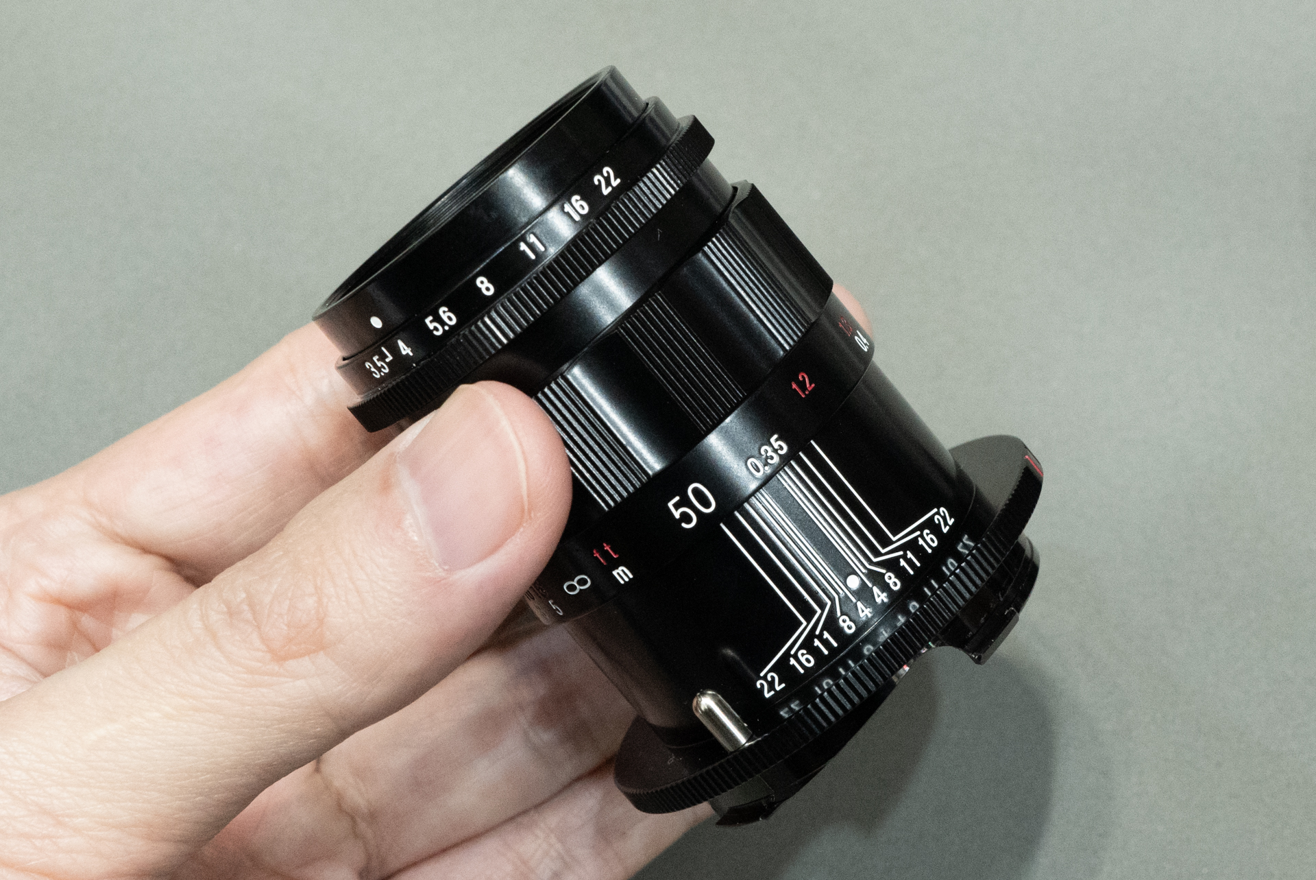 ブラックペイント。最短撮影距離の0.35mまで繰り出したところ