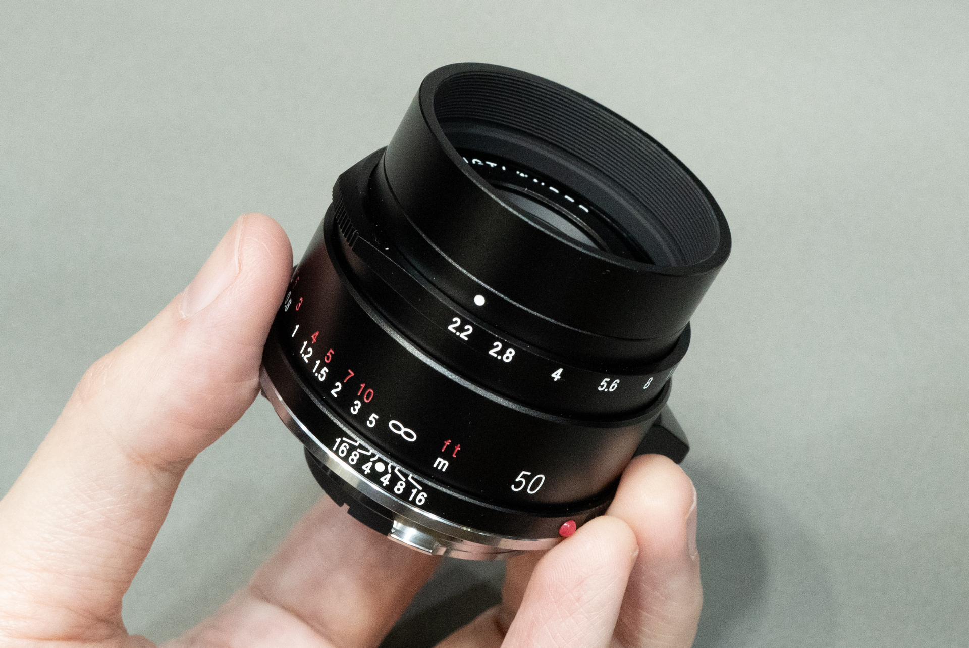 ブラック。フードを装着