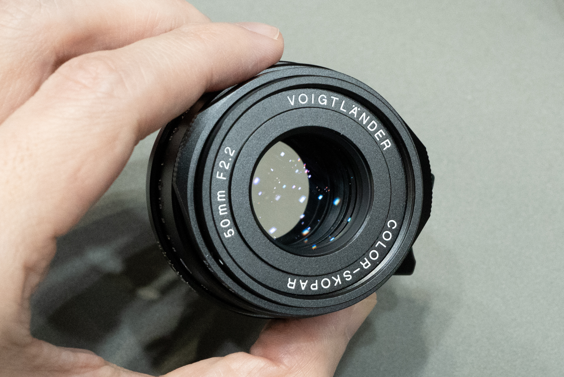 ブラック。フードを装着