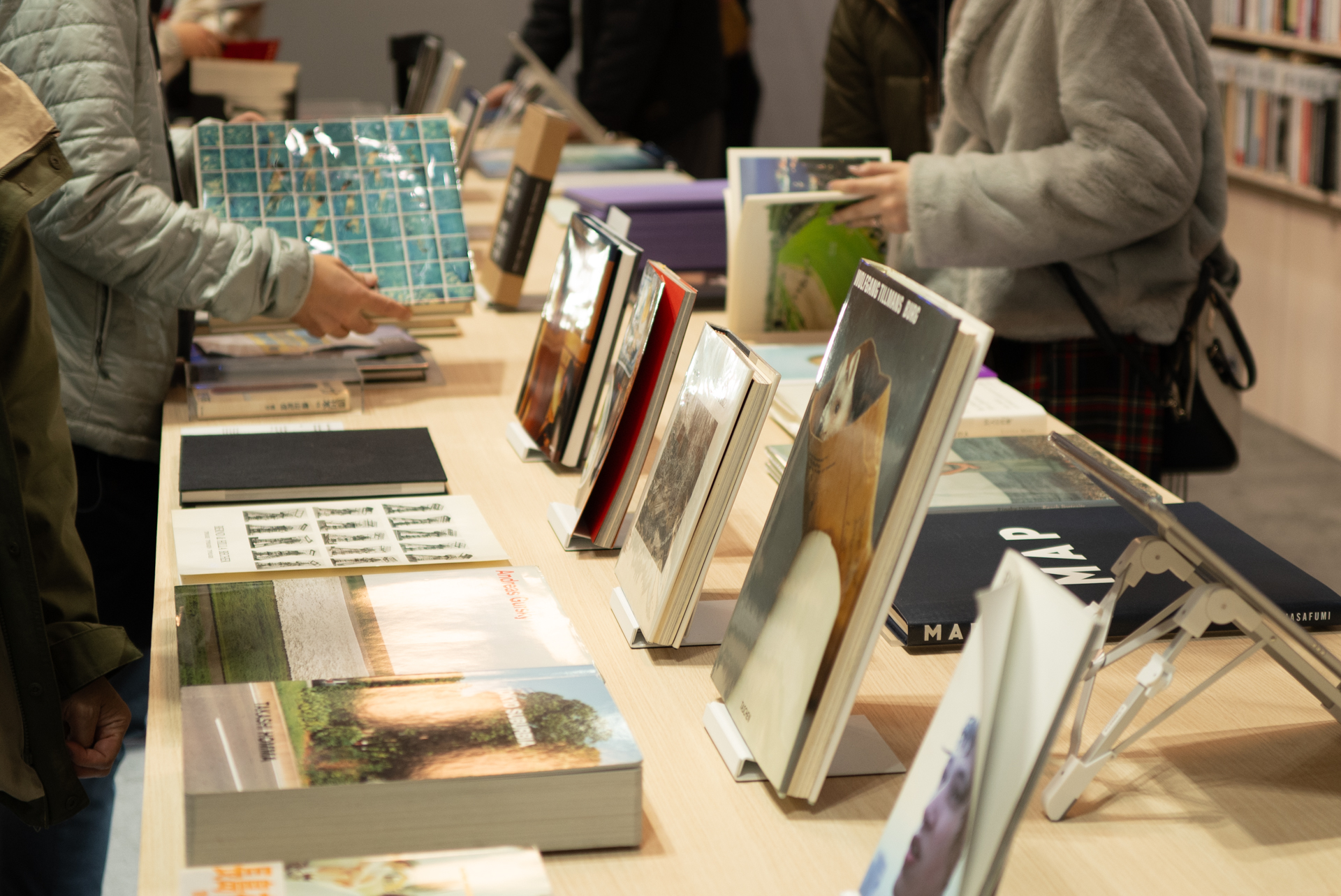 写真集コレクションのコーナーも人が絶えない