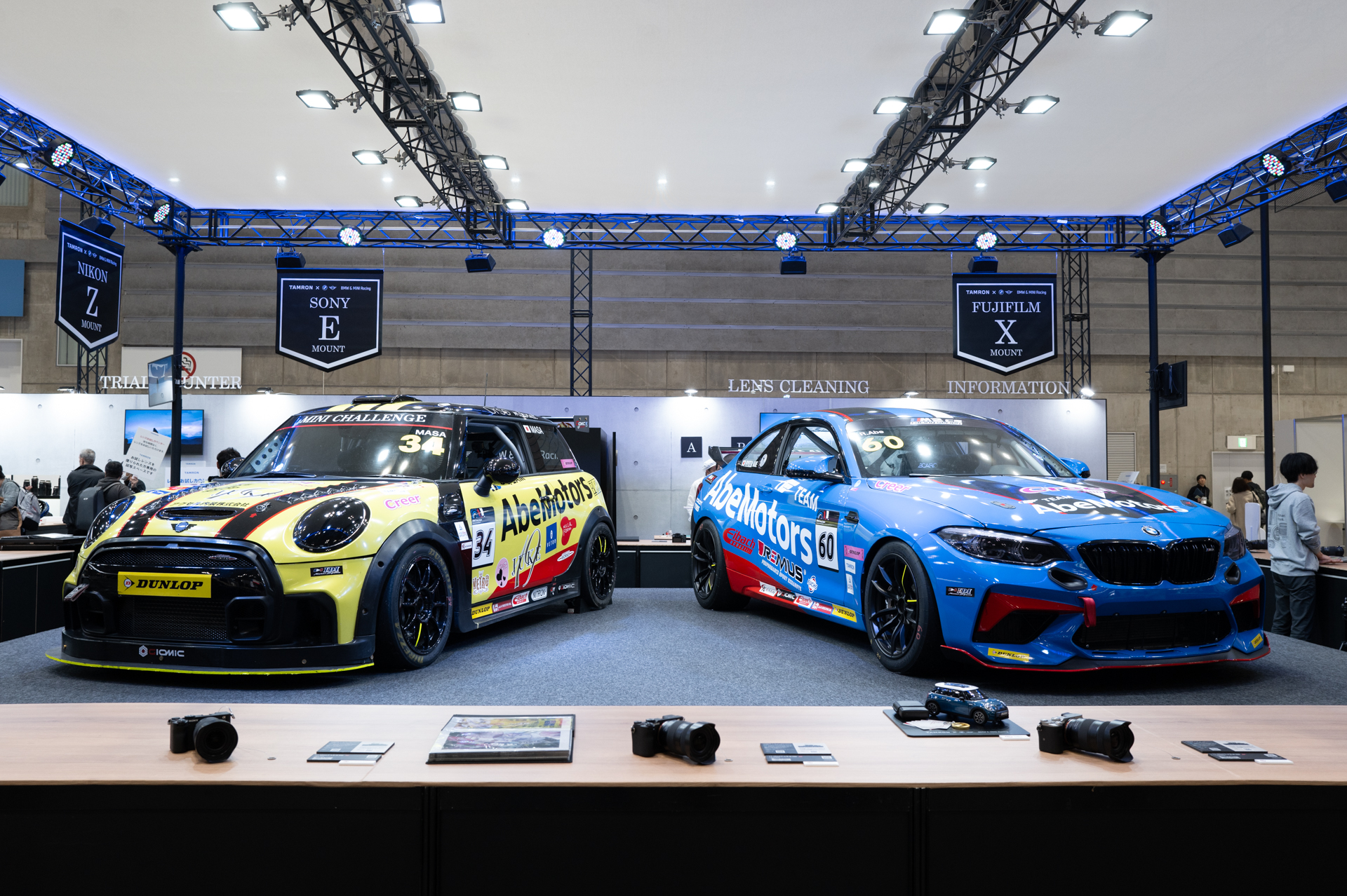 左からNew MINI JCW CHALLENGE EVO、BMW M2 CS Racing