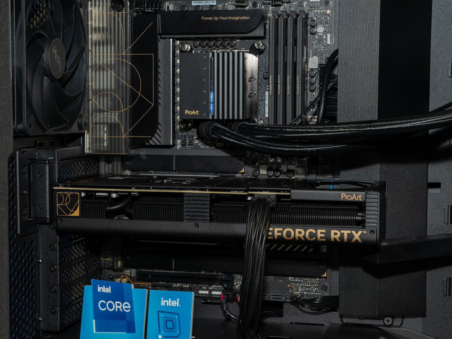 現行のProArt製品群にあるグラフィックボード、マザーボード、CPUクーラーなどをすべて組み込んでいる