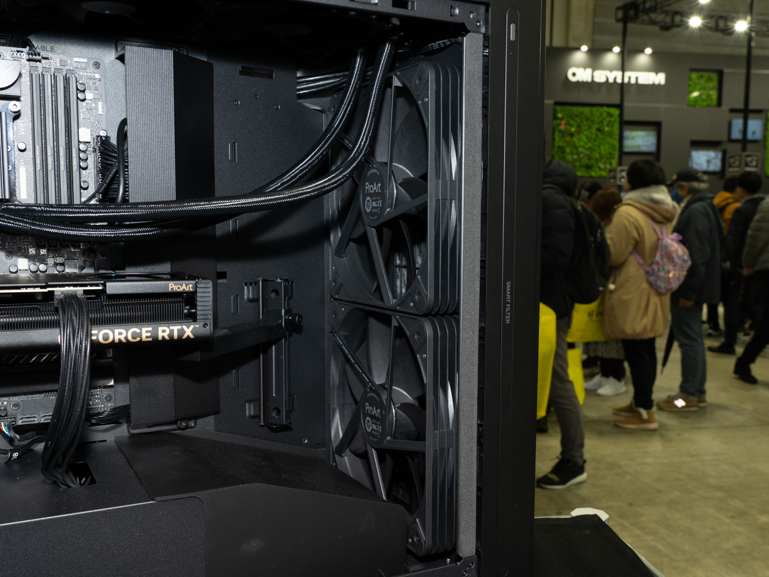 ケース前面には200mmファンを2基備えており冷却性能と静音性の両立を図る