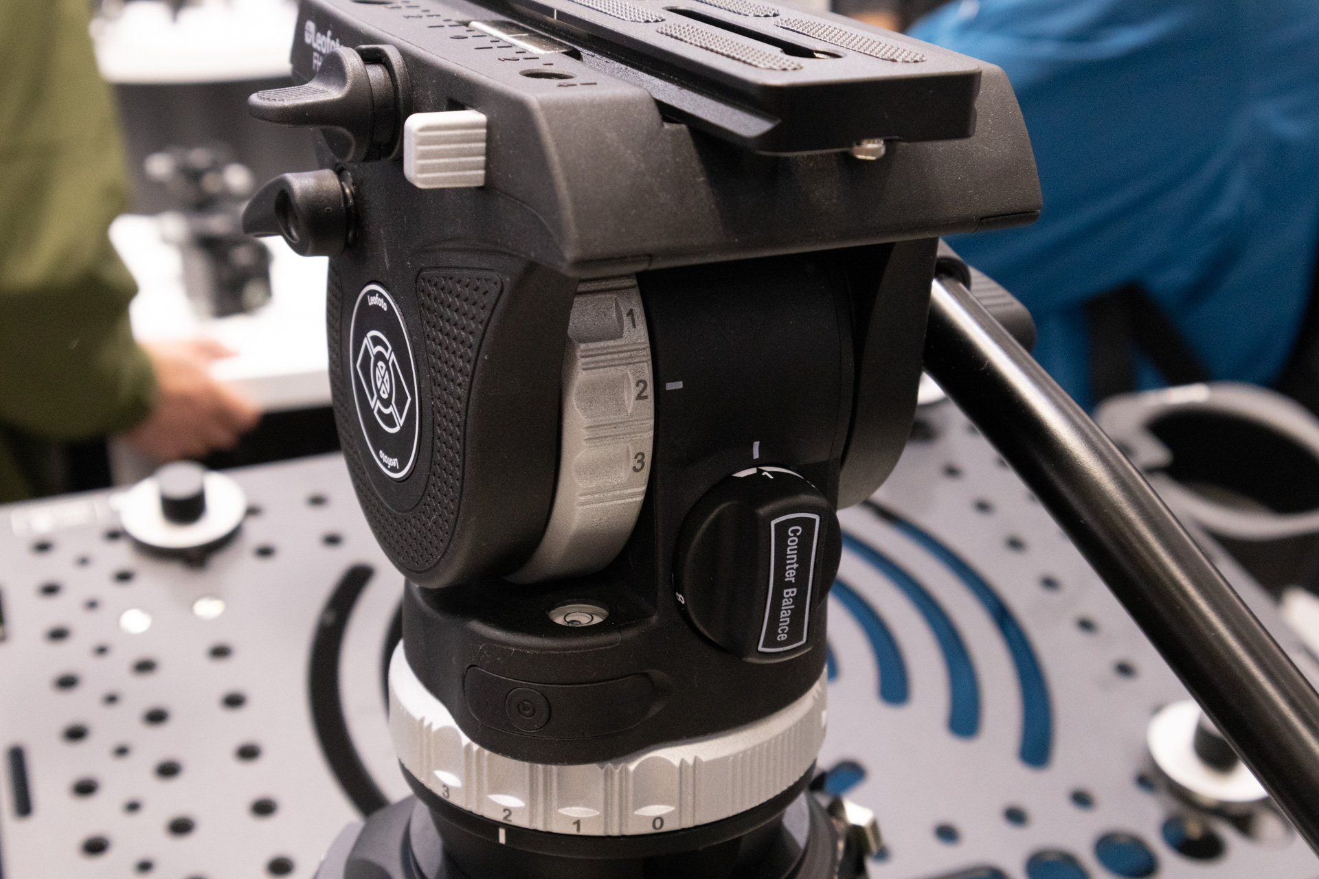 カウンターバランスはツマミで調整する