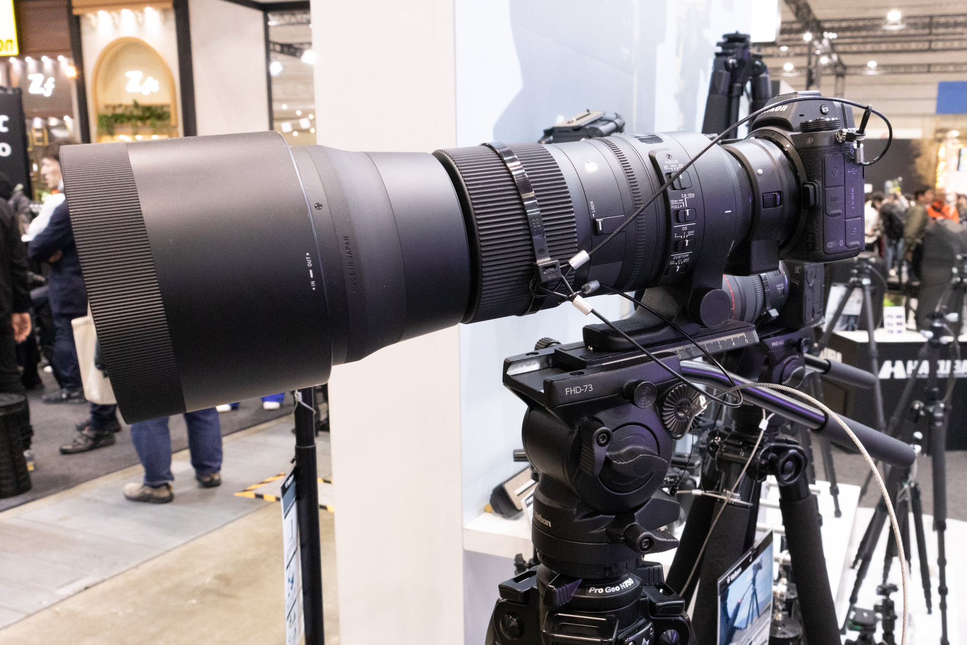 FHD-73。超望遠レンズを装着して展示していた