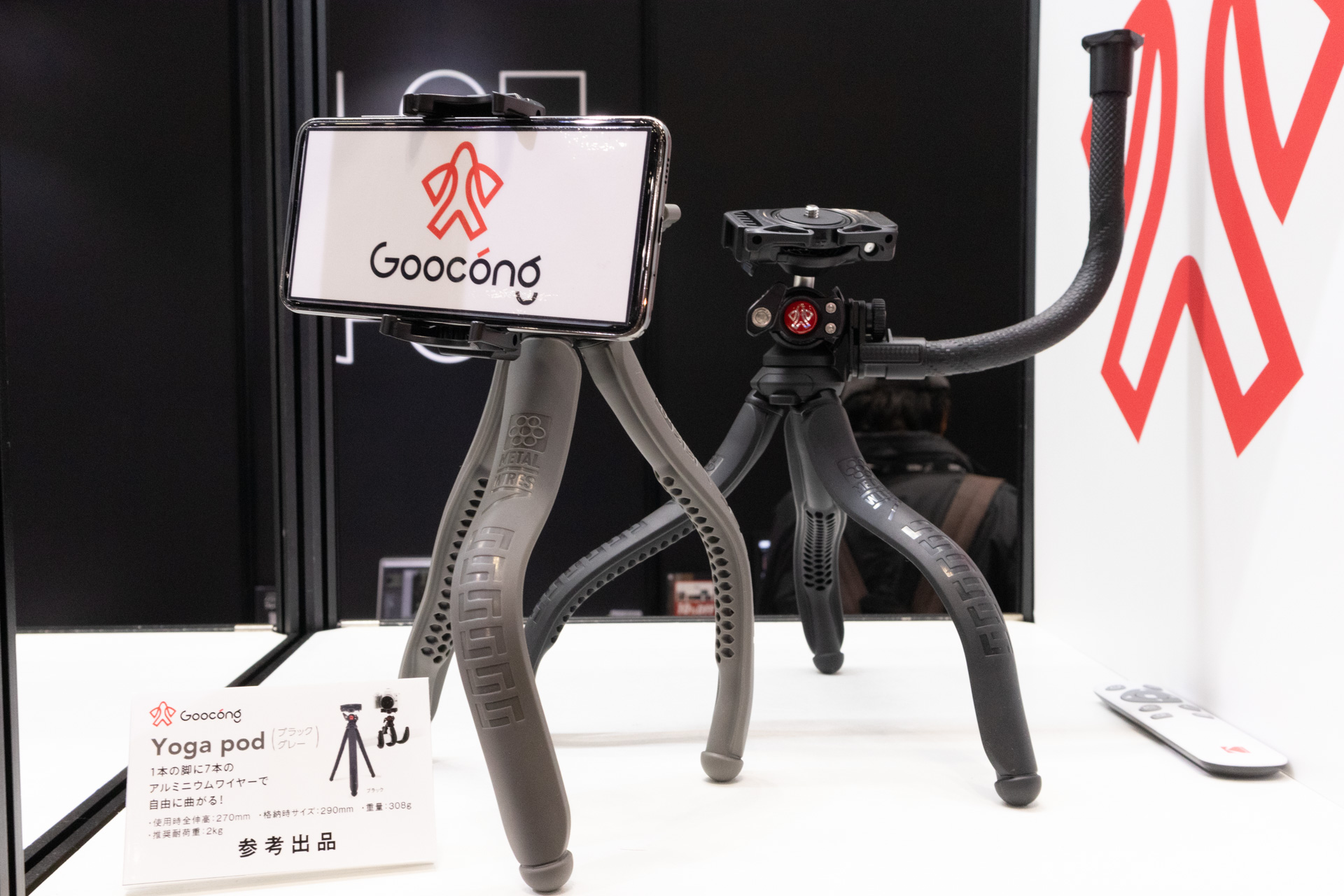 スマートフォンのほかカメラも搭載できる。横にネジ穴がありアームを付けることも可能、動画撮影ギアとしても注目できる