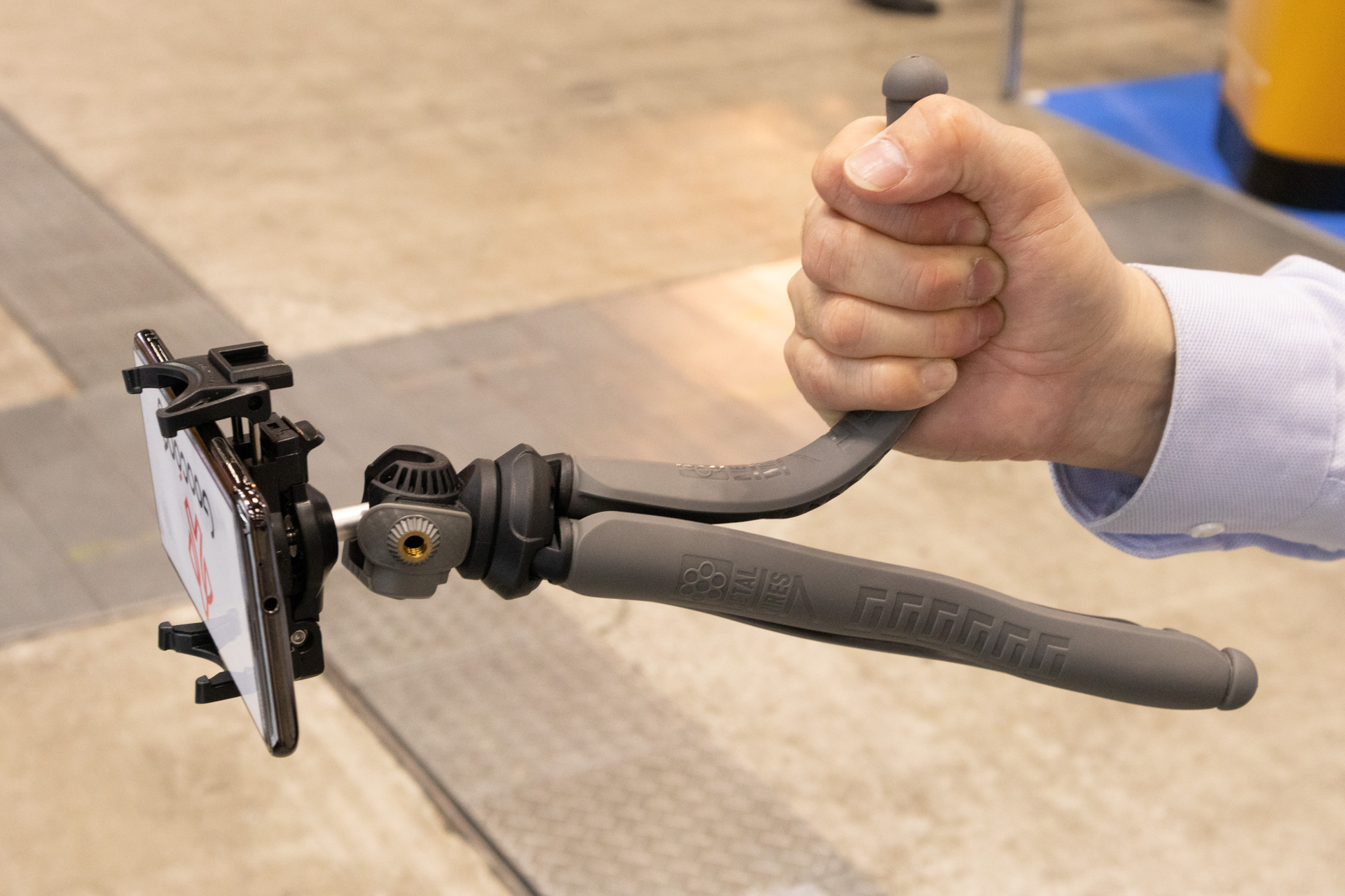 このように動画撮影時のハンドルとしても使える