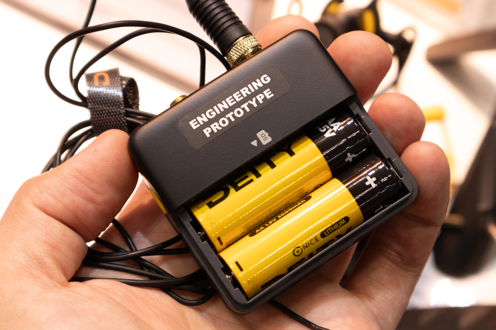 バッテリーは単3電池。リチウム電池の場合、29時間の駆動ができるという