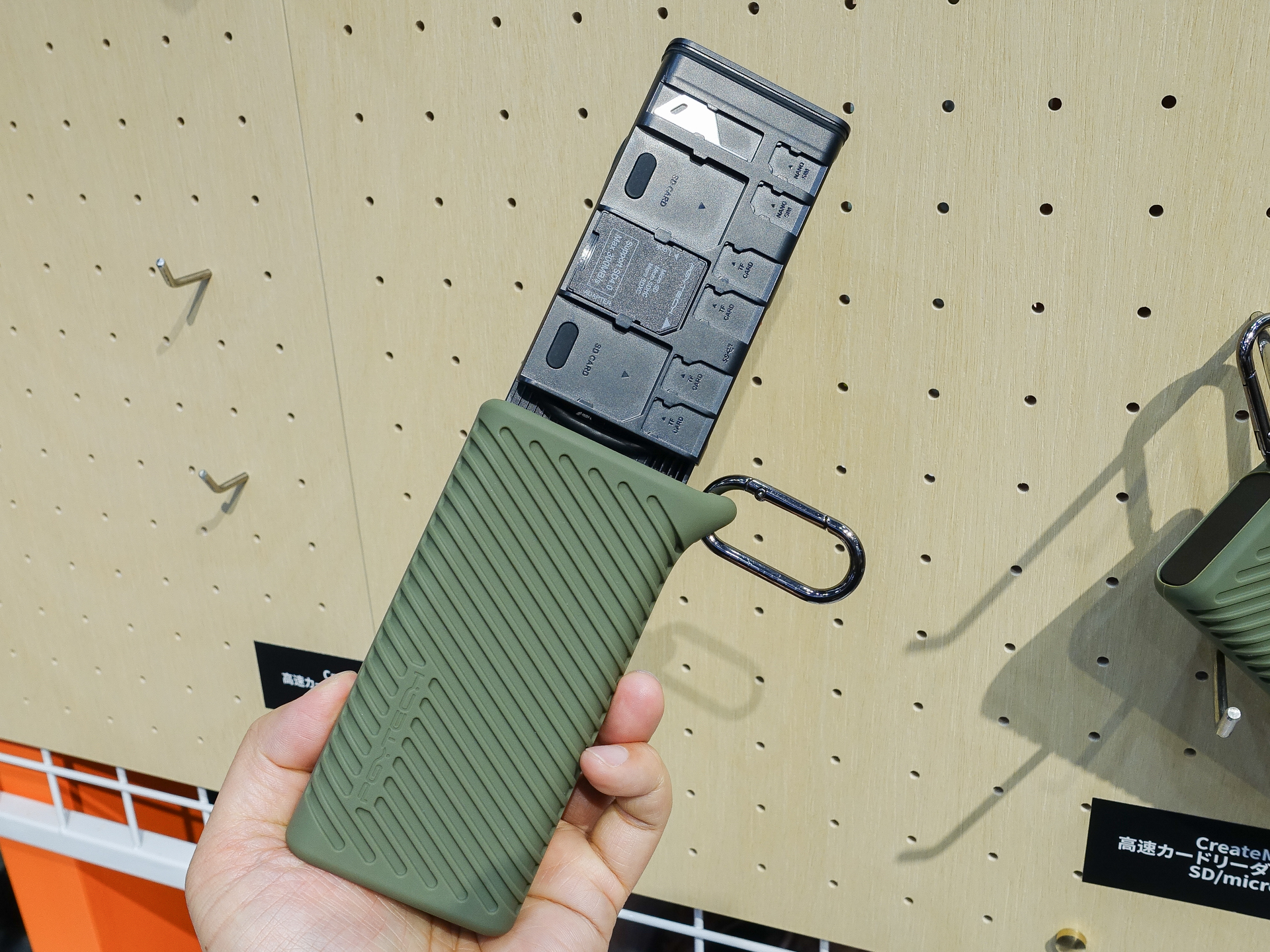 画像はCFexpress Type B/SD対応モデル。CFexpress Type B×2枚、SD×3枚、microSD×4枚、nano SIM×2枚を収納できる