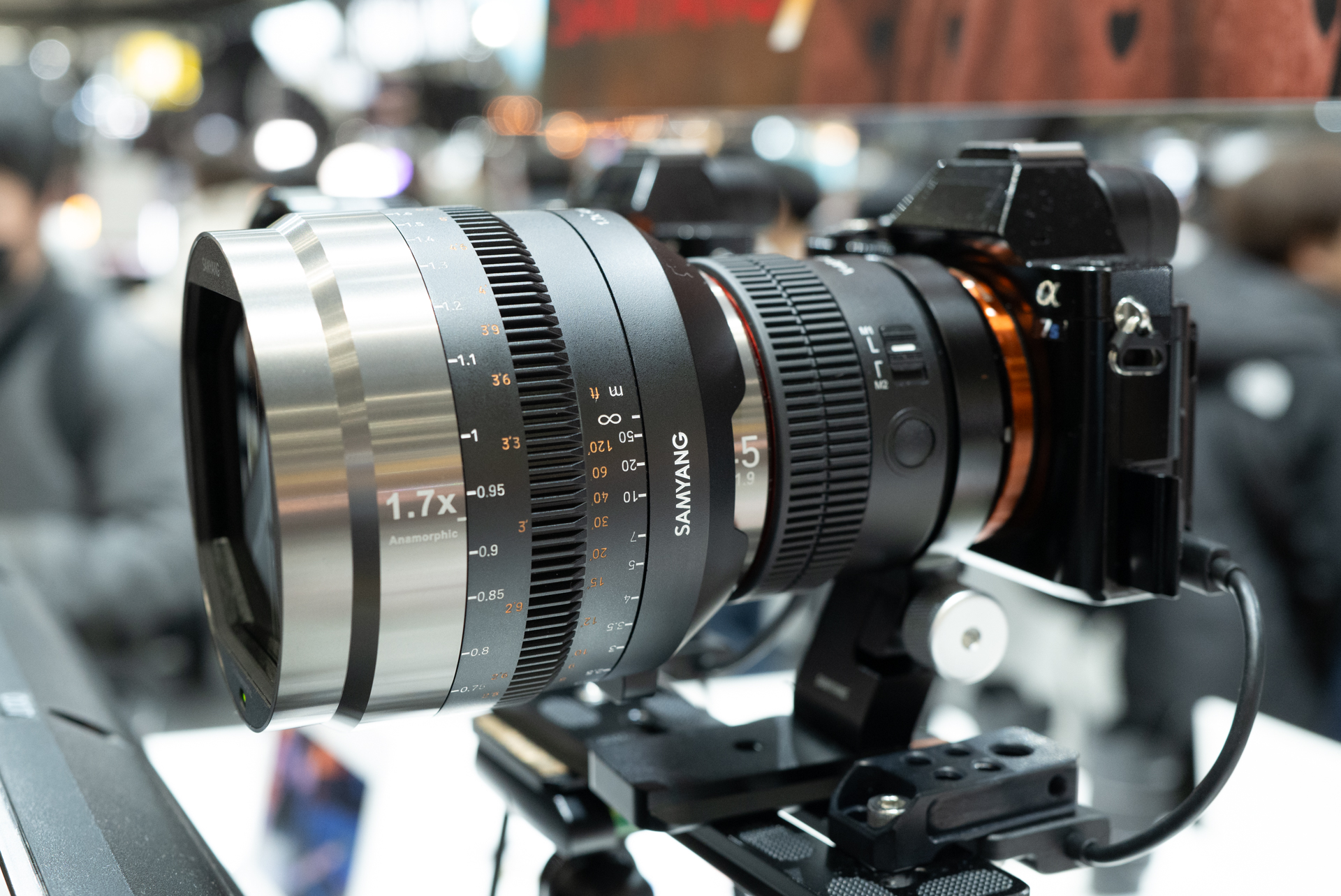 V-AF 1.7X Anamorphic MF Adapterは、既存のV-AFレンズの前に取り付ける製品
