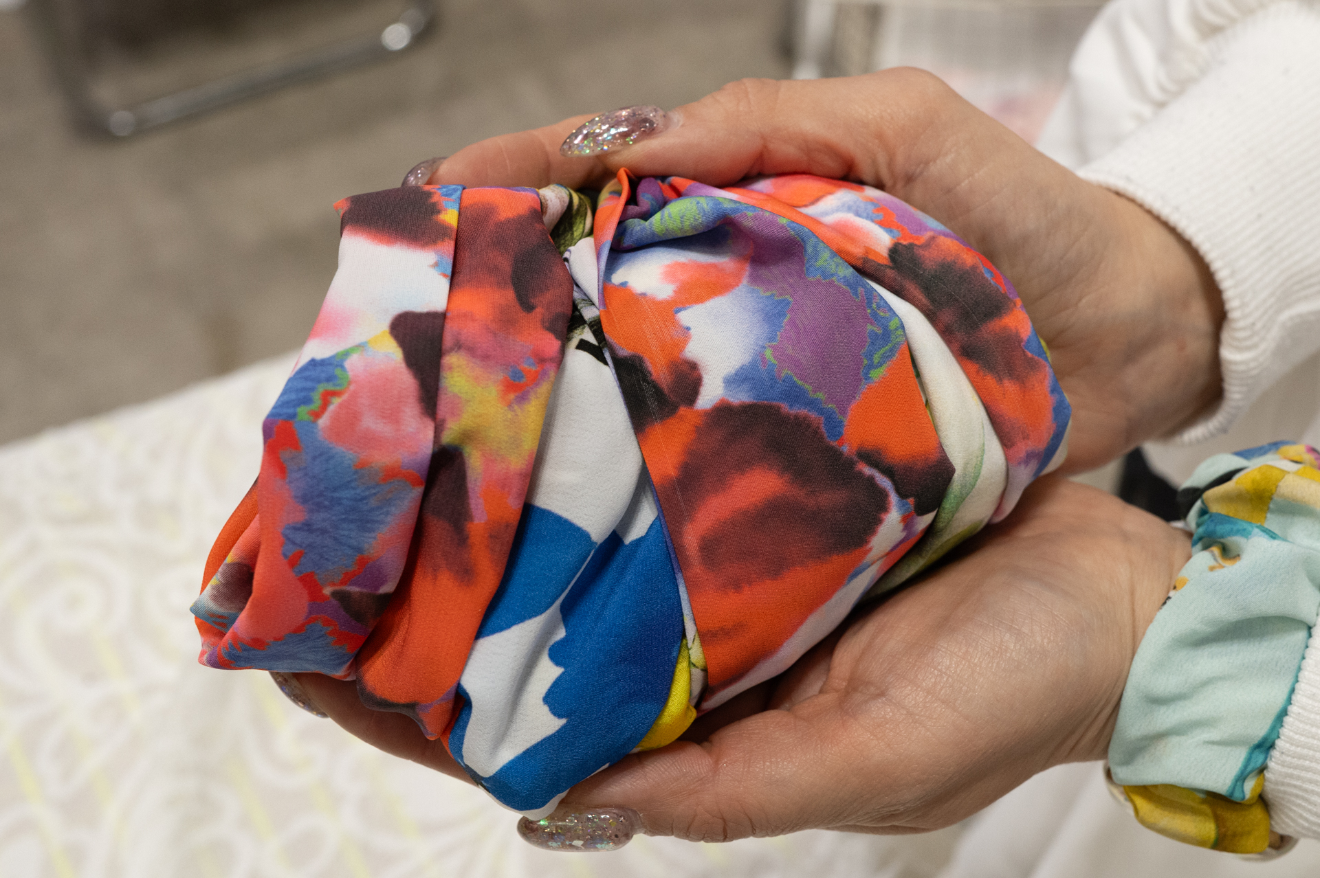 カメラ本体をポケット部分に入れ、ストラップ部分の布でくるんだところ