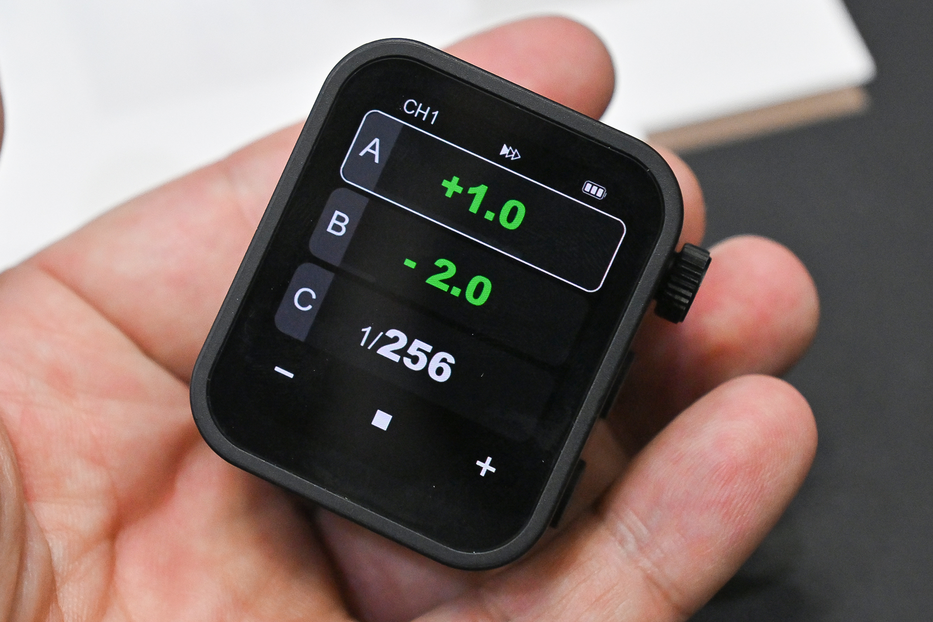 メイン操作部はOLEDタッチパネル