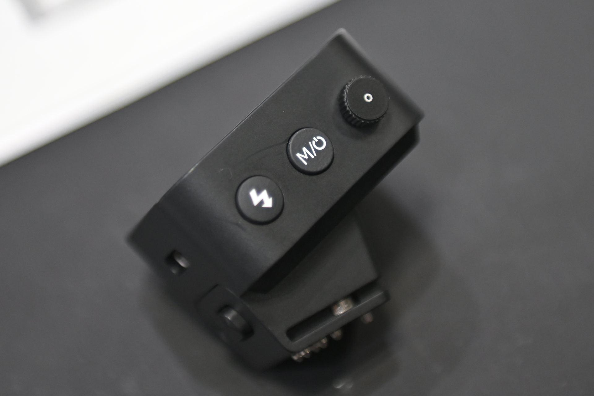 側面操作部は右から操作ダイヤル、電源ボタン、テスト発光ボタン