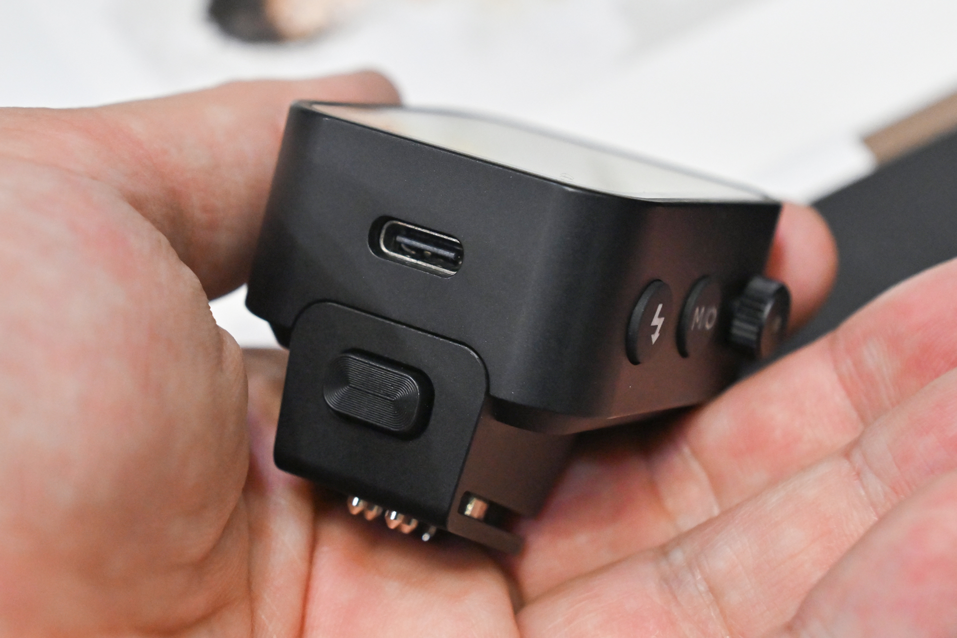 USB Type-Cコネクタを搭載。カメラとの着脱操作は、Type-Cコネクター下のボタンひとつ