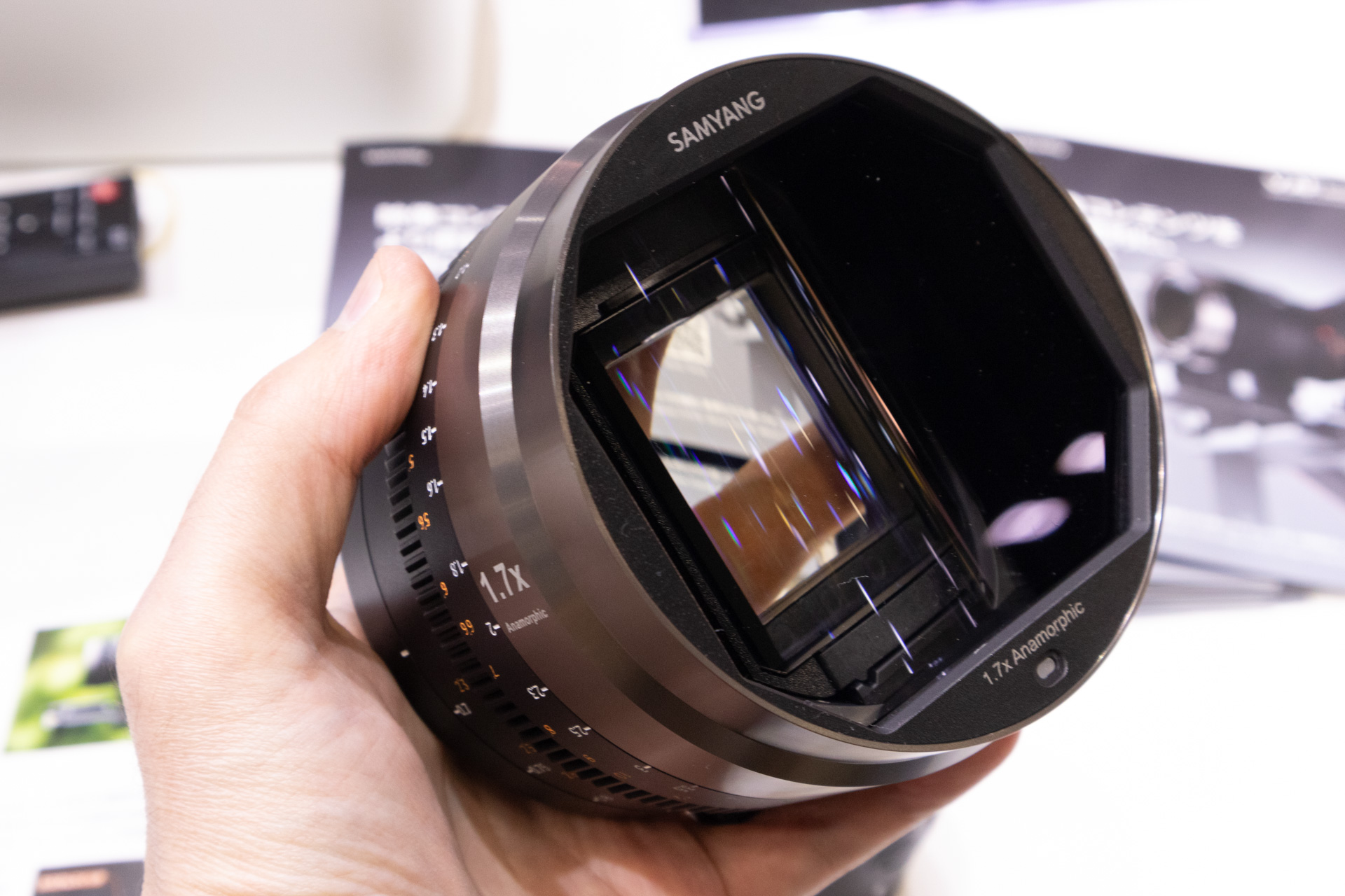 円筒を切ったようなレンズが内部に搭載されている