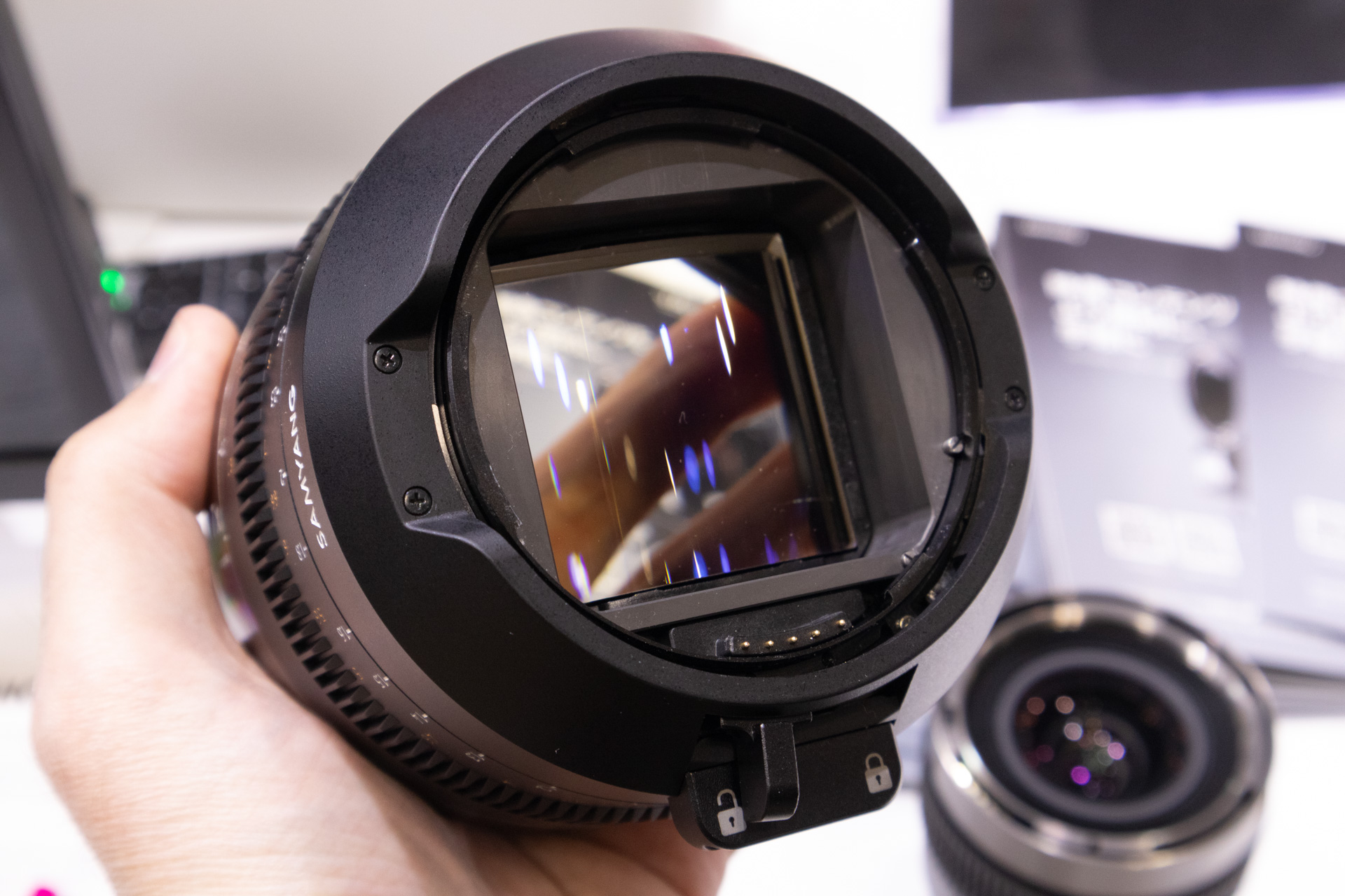 背面から見たところ。電子接点がある。レバーをロックするだけで固定可能