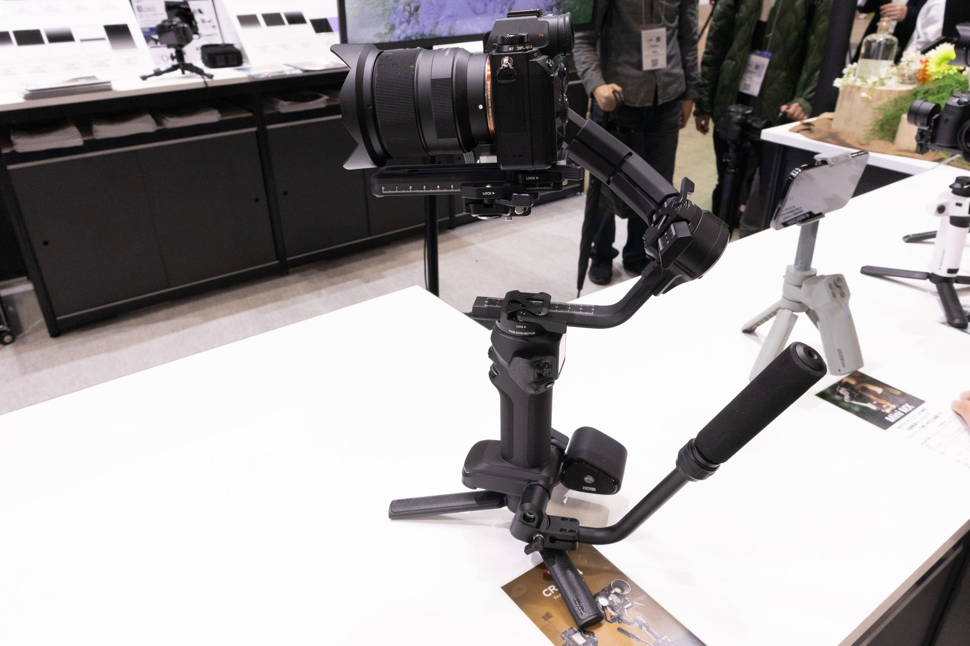 フルサイズ機が載る本格的なタイプだ