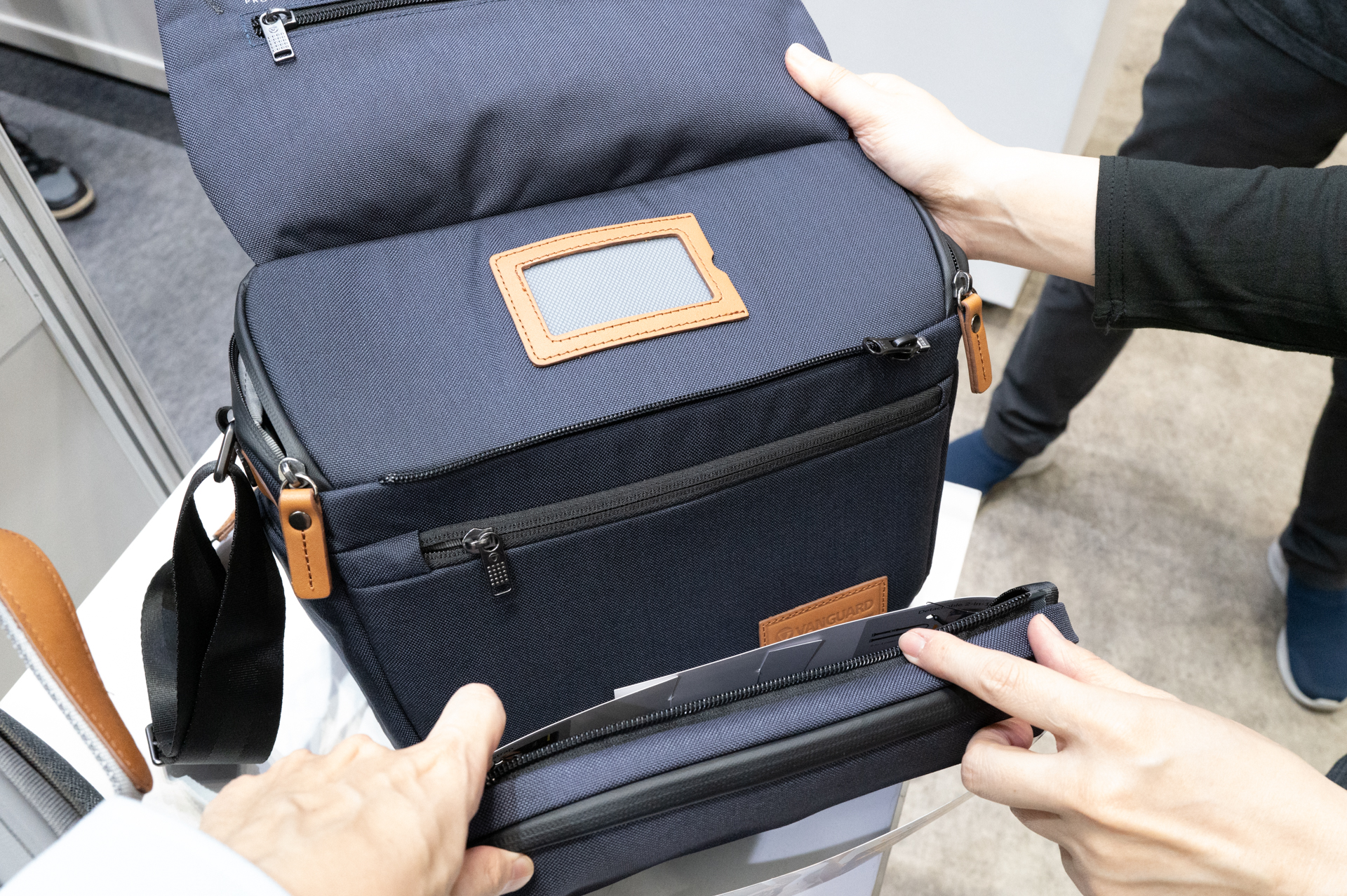 ショルダーバッグのポーチは、ジッパーで一体化している