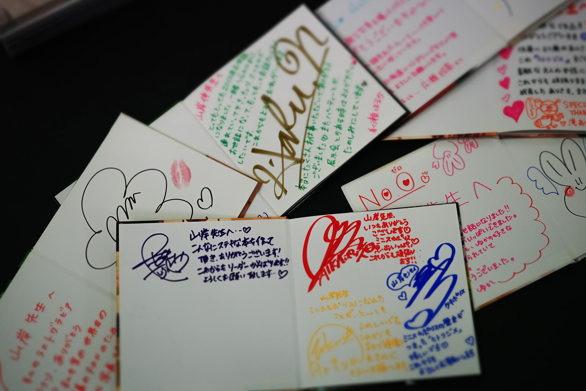 私宛にサインとメッセージを書いてもらったヒトリジメ。スタジオに大切に仕舞っている