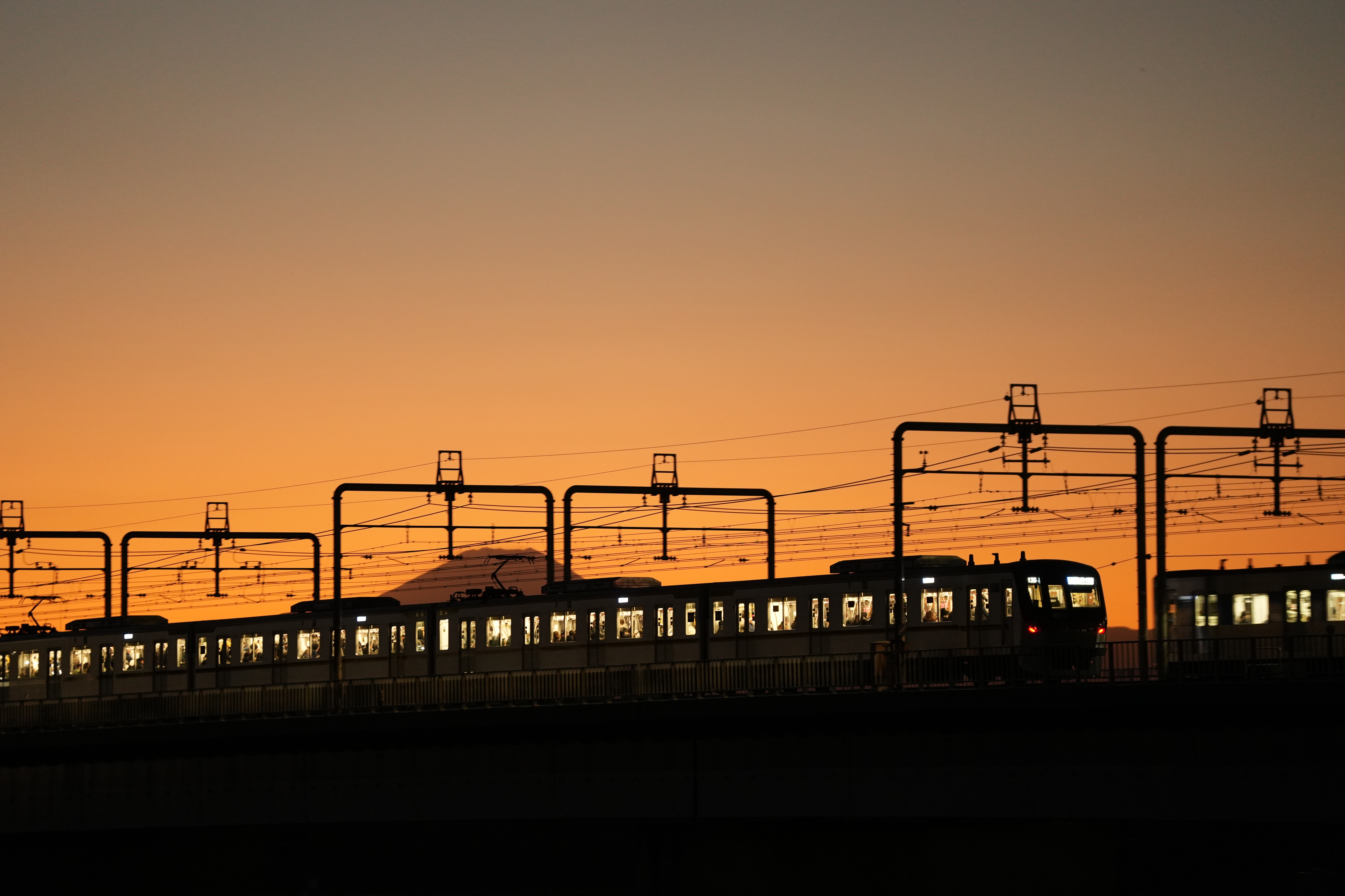 低照度下でもAFが電車を追尾。手ブレ補正機能のおかげで、狙ったポイントで動きを止めることができた<br><span class="fnt-85">α7 IV／SIGMA 70-200mm F2.8 DG DN OS｜Sports／189mm／マニュアル露出（1/100秒、F2.8、＋0.3EV）ISO オート（ISO 2000）／WB: 日陰</span>