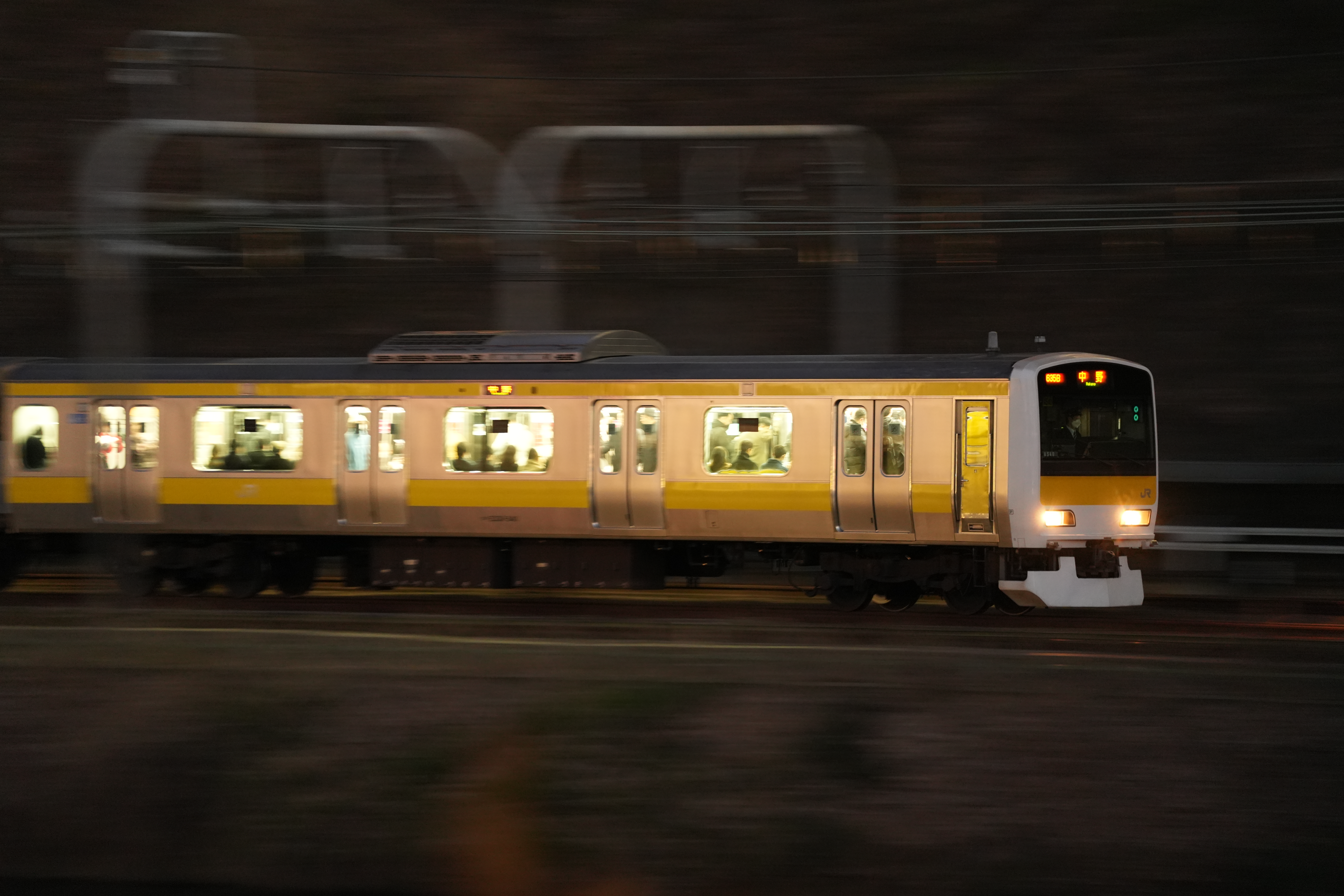 手ブレ補正モード2で流し撮り。安定してレンズが振れるので成功率も上がる。太陽が沈んでかなり暗い状況だったが、反射した周辺の明かりが車両を浮き立たせてくれた<br><span class="fnt-85">α7 IV／SIGMA 70-200mm F2.8 DG DN OS｜Sports／200mm／マニュアル露出（1/20秒、F2.8）／ISO 3200／WB: 日陰／手ブレ補正モード2</span>