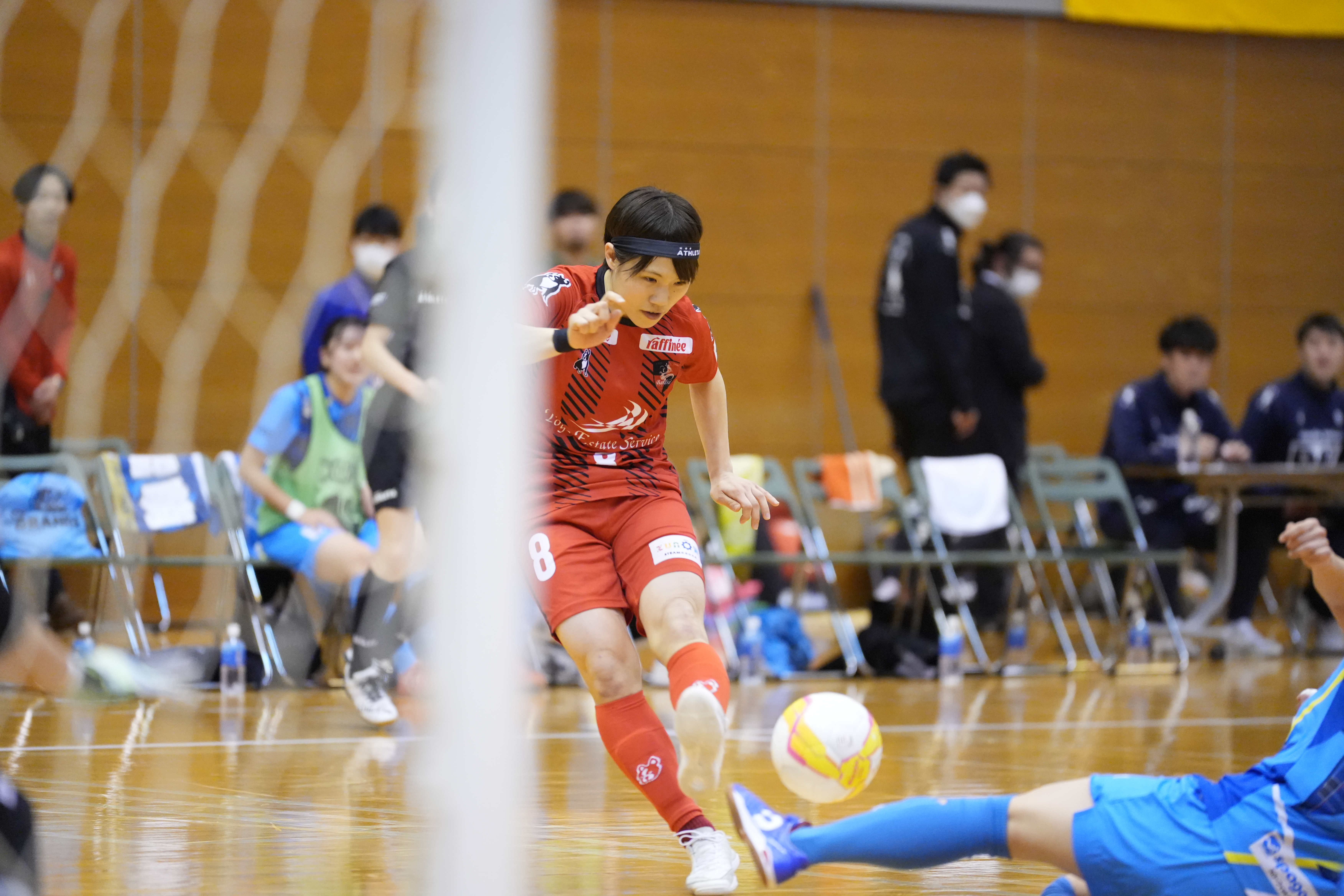 前半、浦安・宮原ゆかりの左足シュートが決まり2-0でリードする<br><span class="fnt-85">α7 IV／SIGMA 70-200mm F2.8 DG DN OS｜Sports／200mm／マニュアル露出（1/1,000秒、F2.8）／ISO 8000／WB: 2600K（B2.50補正、G2.50補正）</span>