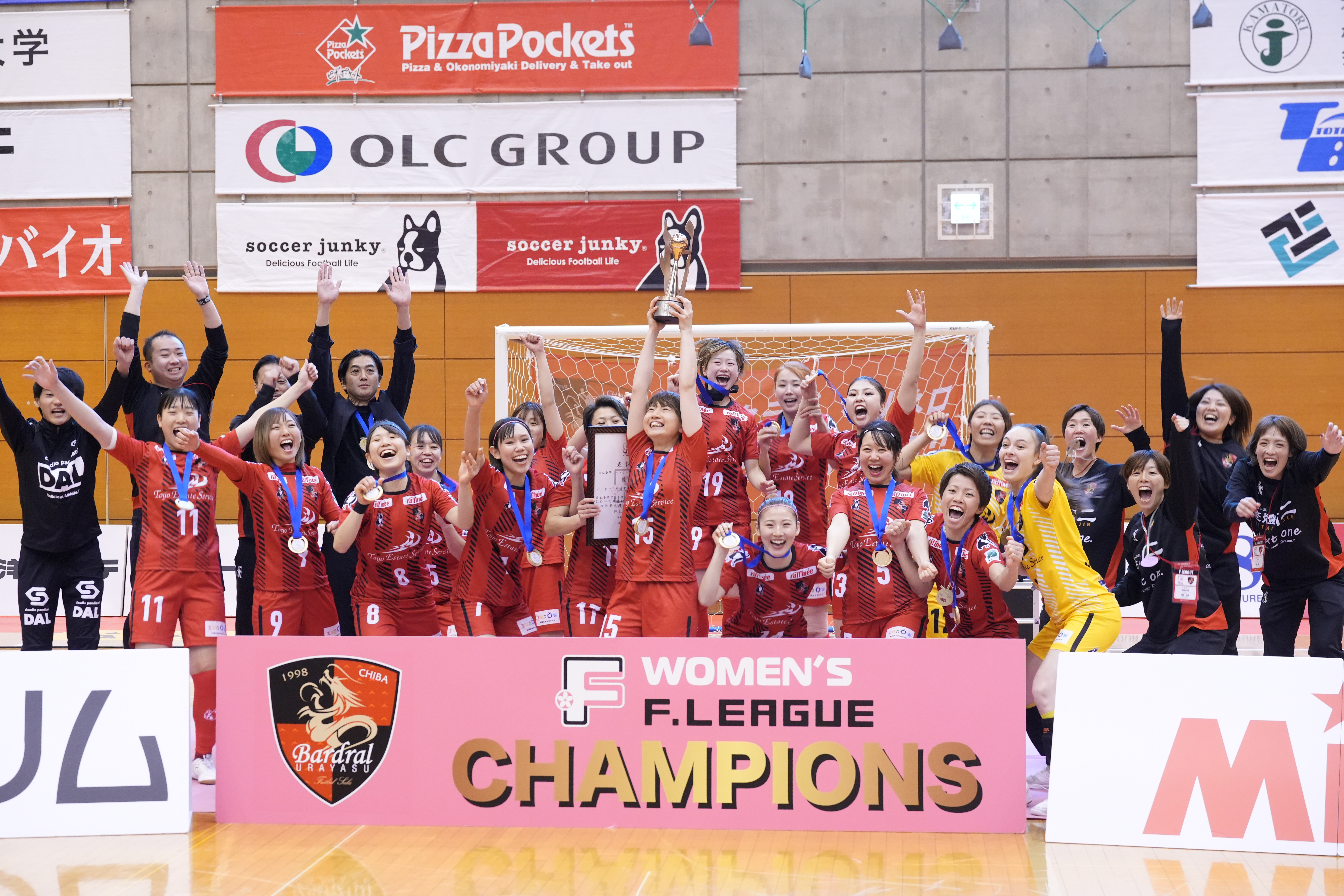 試合後に行われた日本女子フットサルリーグ2023-2024の優勝セレモニー。バルドラール浦安ラス・ボニータスはリーグ4連覇を果たし、今シーズンキャプテンを務めた伊藤果穂が優勝トロフィーを掲げた<br><span class="fnt-85">α7 IV／SIGMA 70-200mm F2.8 DG DN OS｜Sports／70mm／マニュアル露出（1/200秒、F5.6）／ISO 5000／WB: 2,600K（B0.50補正、G1.50補正）</span>