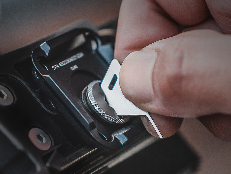 付属のイジェクトピンはマイナスドライバーとしても使用可能