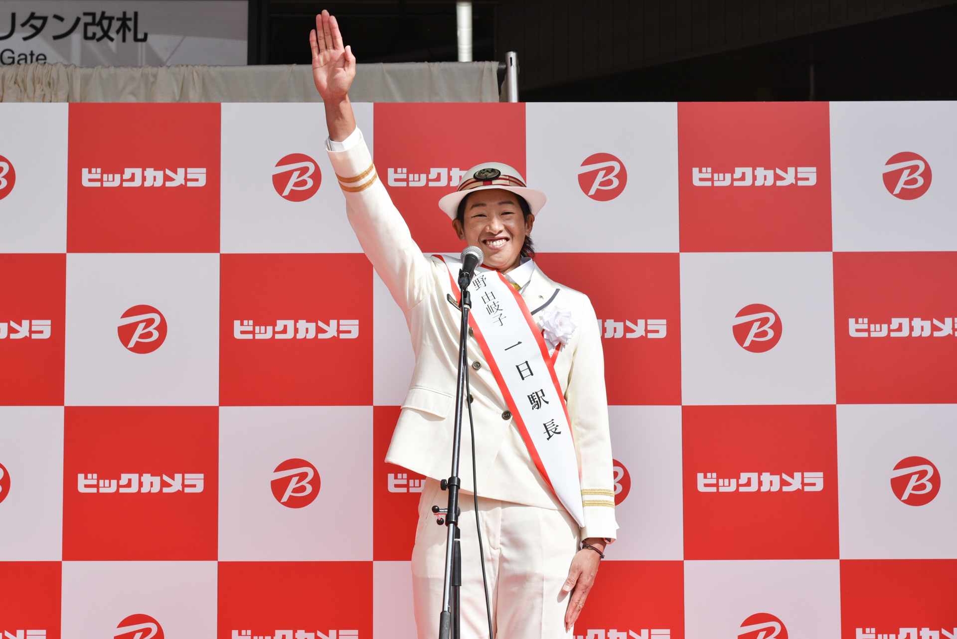 上野一日駅長の「出発進行！」の合図で、発車ベルが披露された